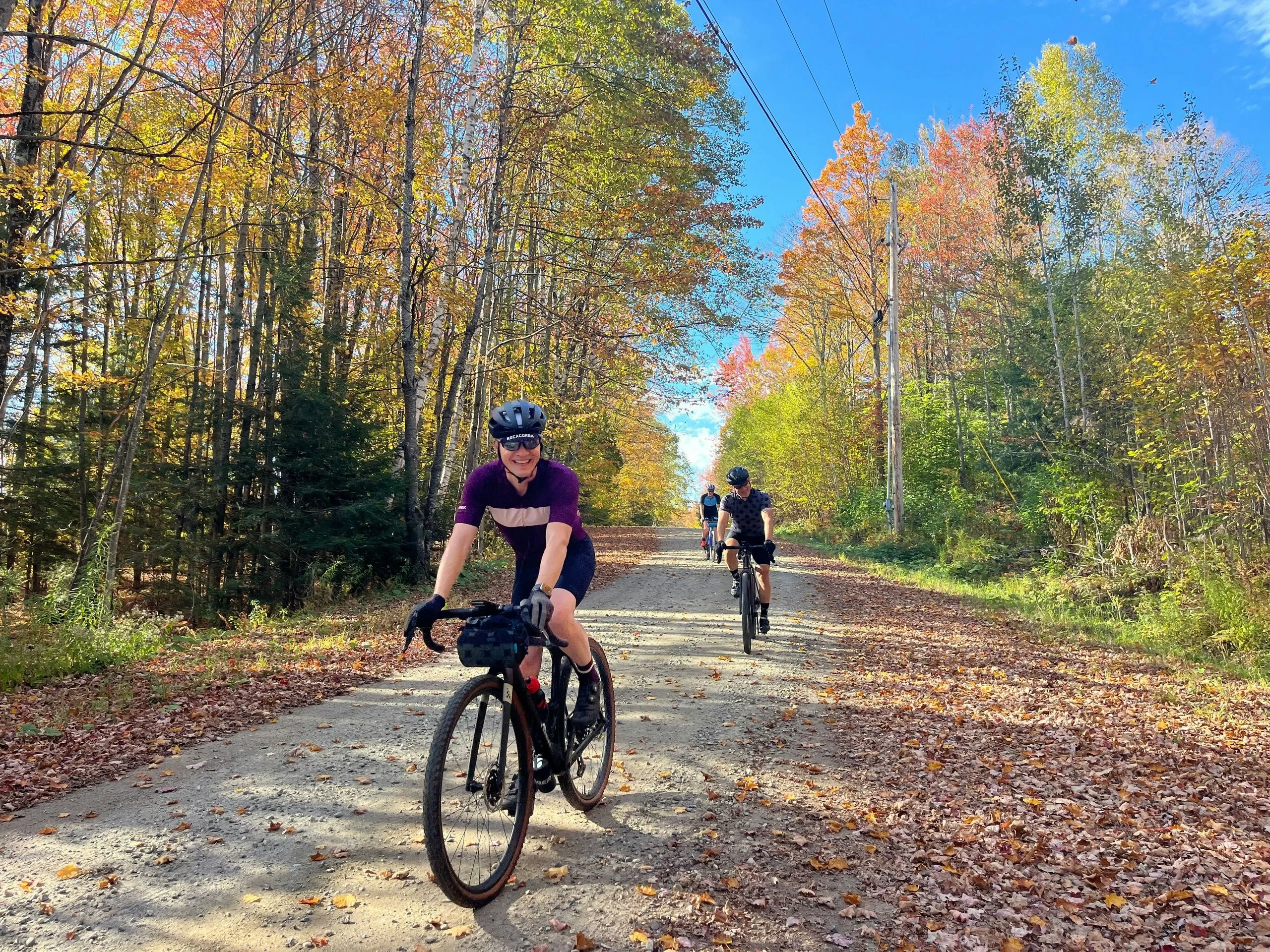 Cyclistes sur route forestière aux couleurs d’automne