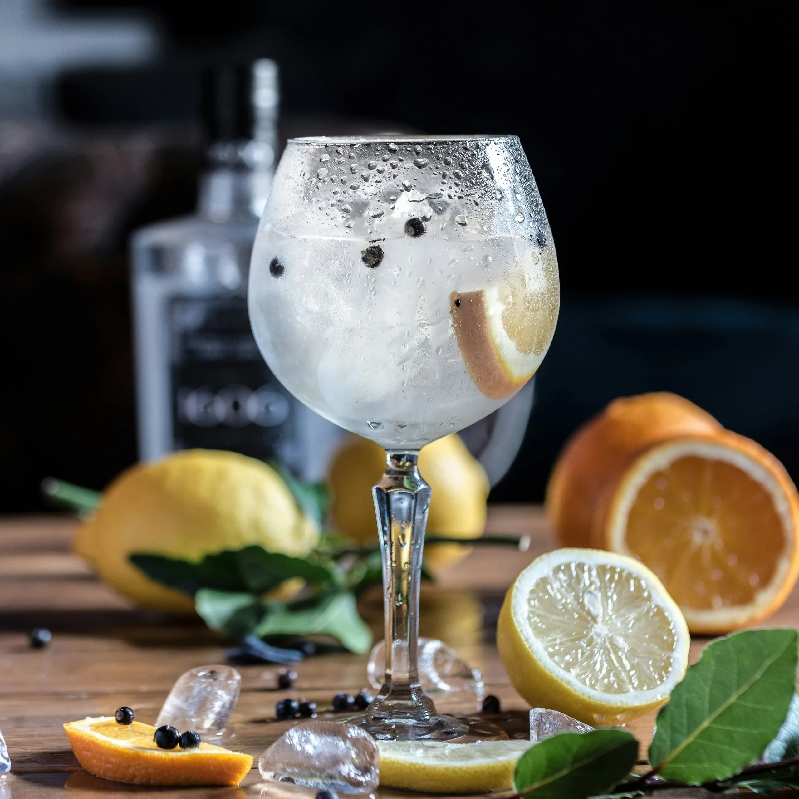 Cocktail gin tonic au citron et glaçons