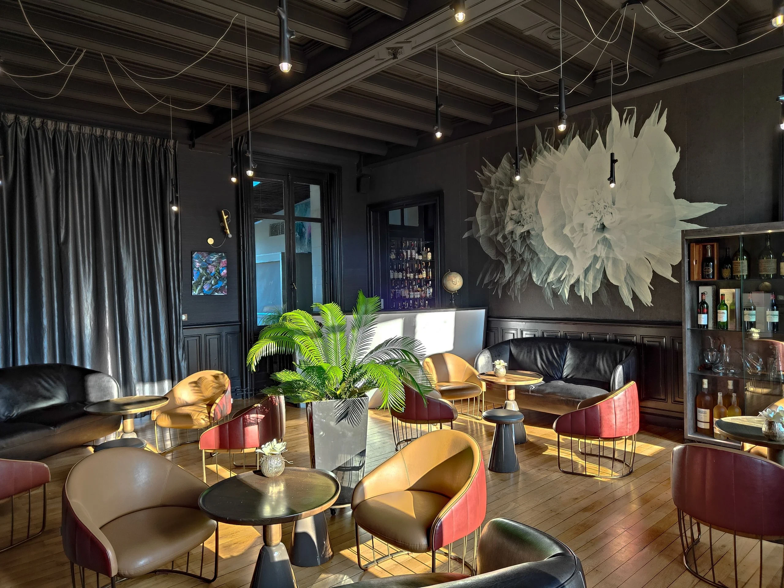 Salon lounge élégant avec fresque florale murale