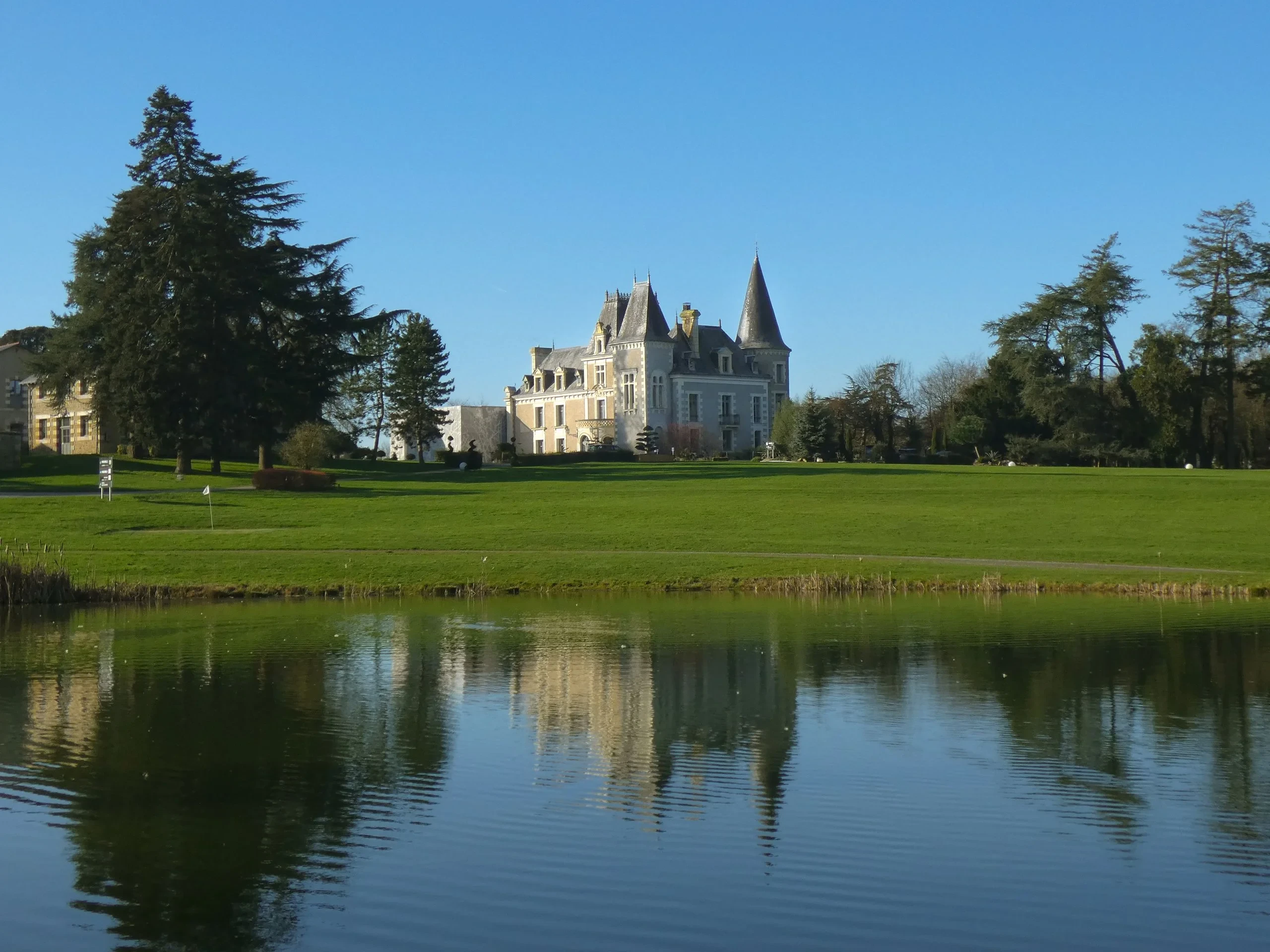 Château avec tourelles au bord d’un lac