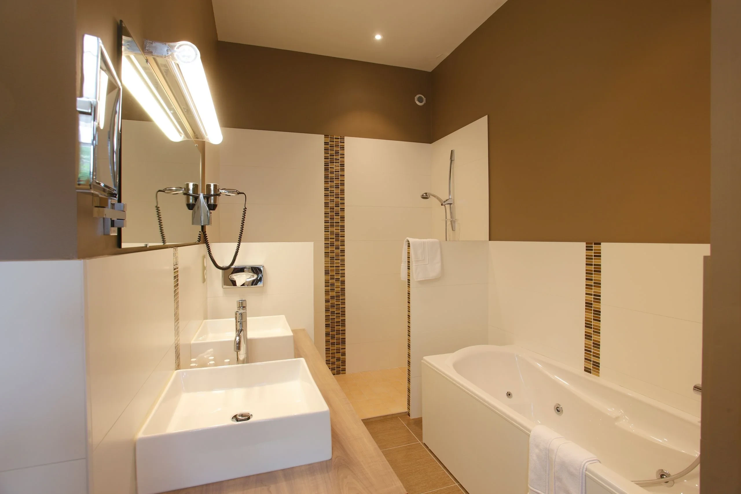 Salle de bain moderne avec baignoire et lavabo