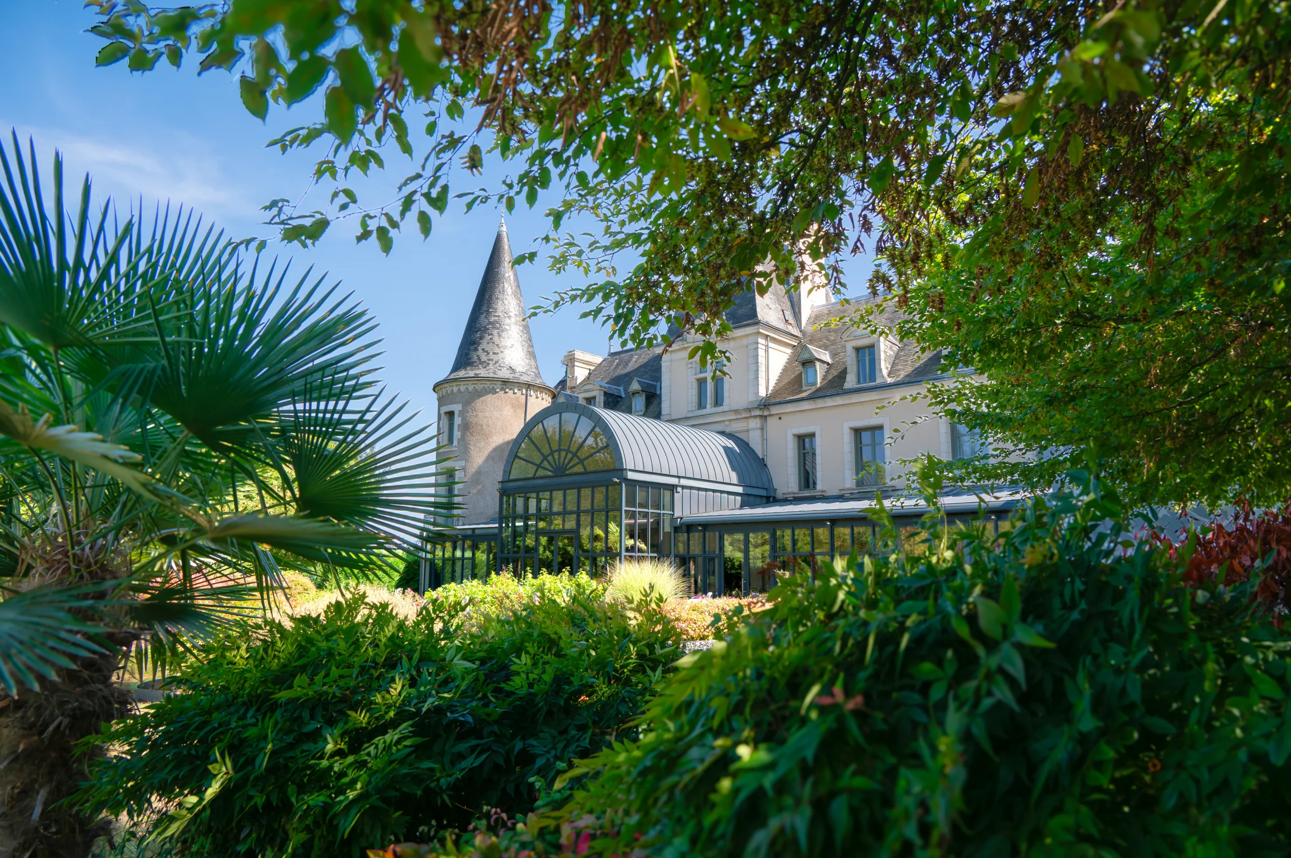 Château élégant entouré d’un jardin luxuriant