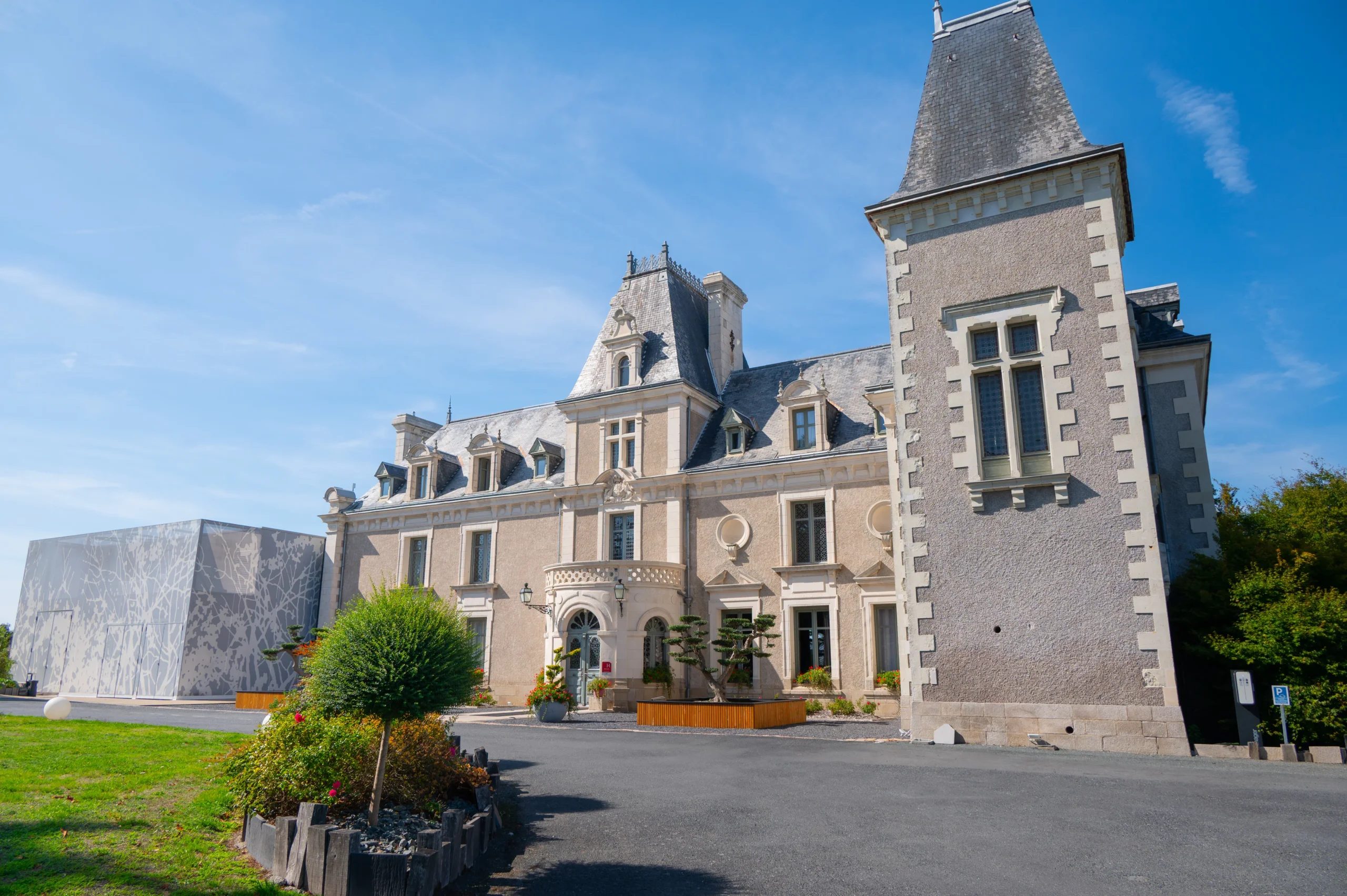 Château élégant avec extension moderne sous ciel bleu