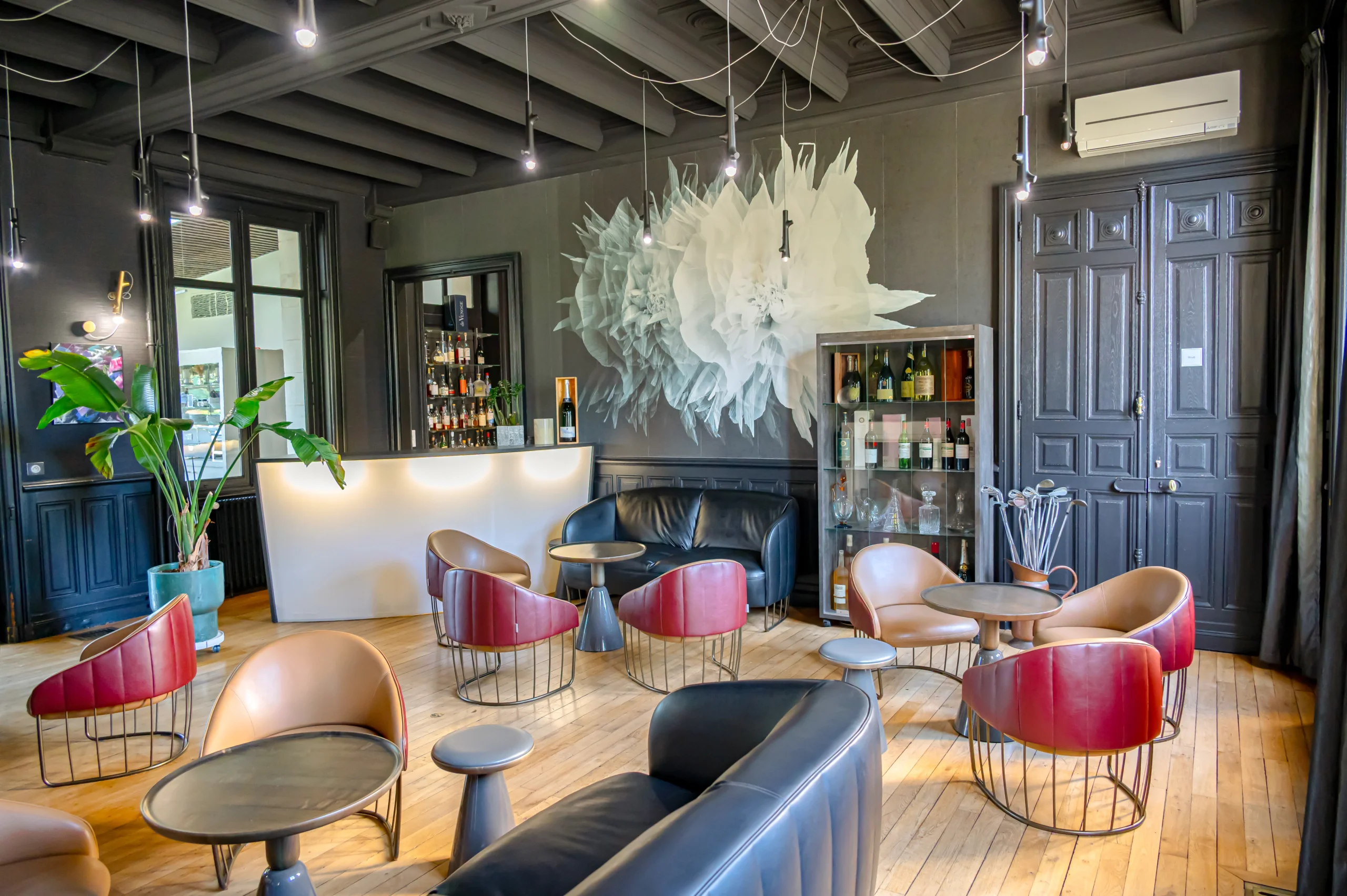 Salon lounge moderne avec bar et fauteuils design