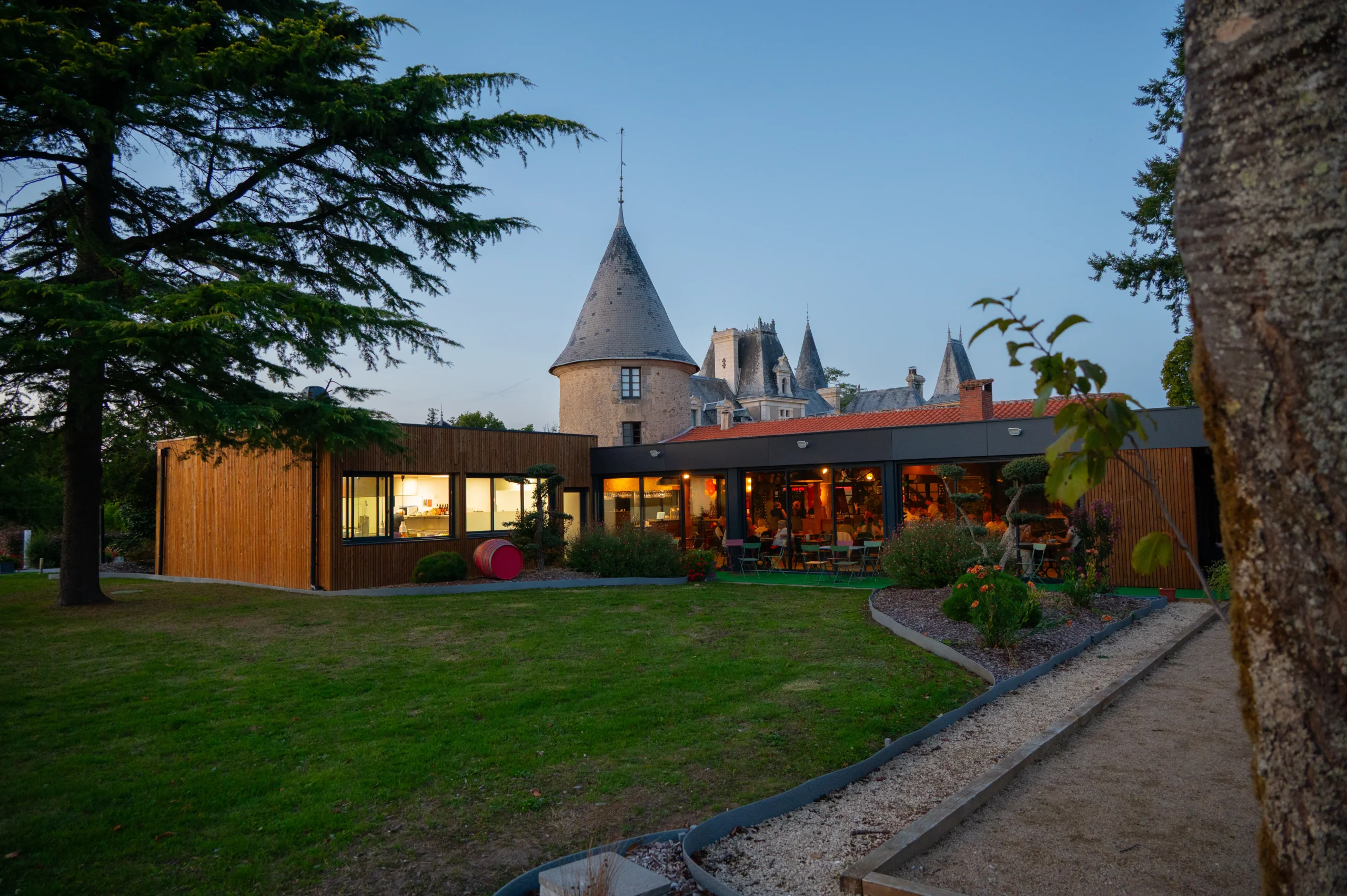 Extension moderne en bois près d’un château
