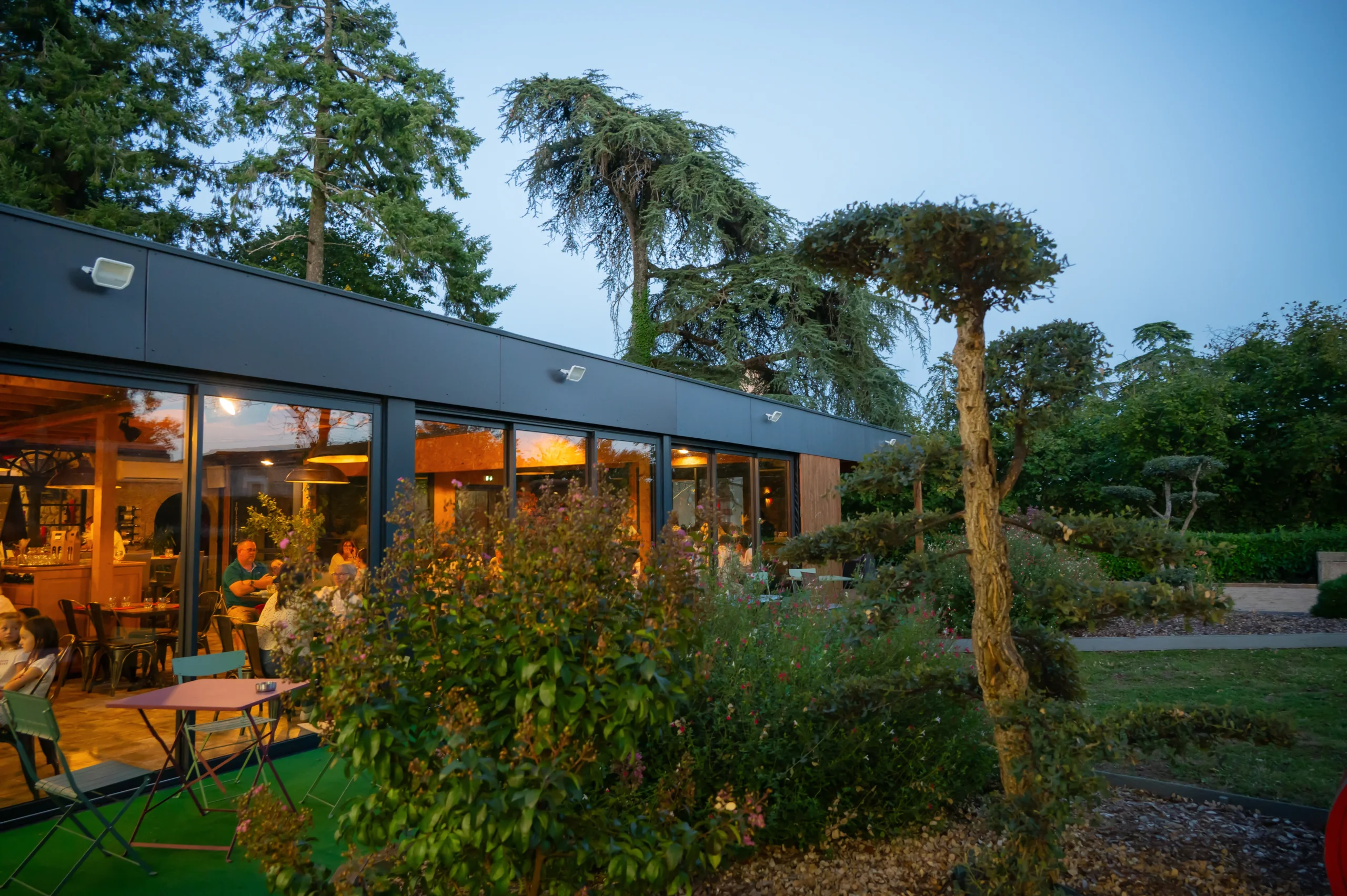 Restaurant moderne vitré au cœur d’un jardin