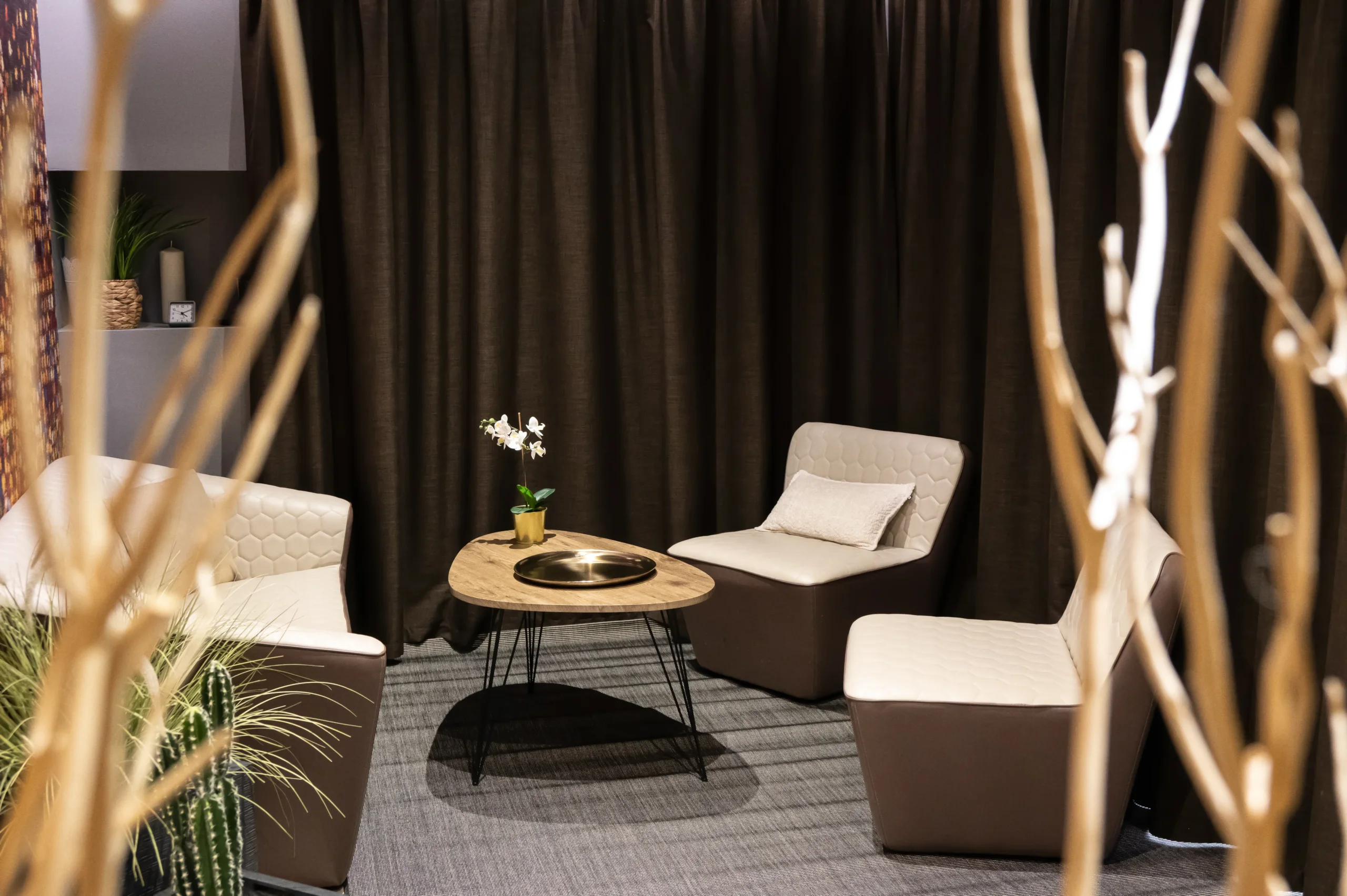 Coin salon cosy avec fauteuils et table ronde