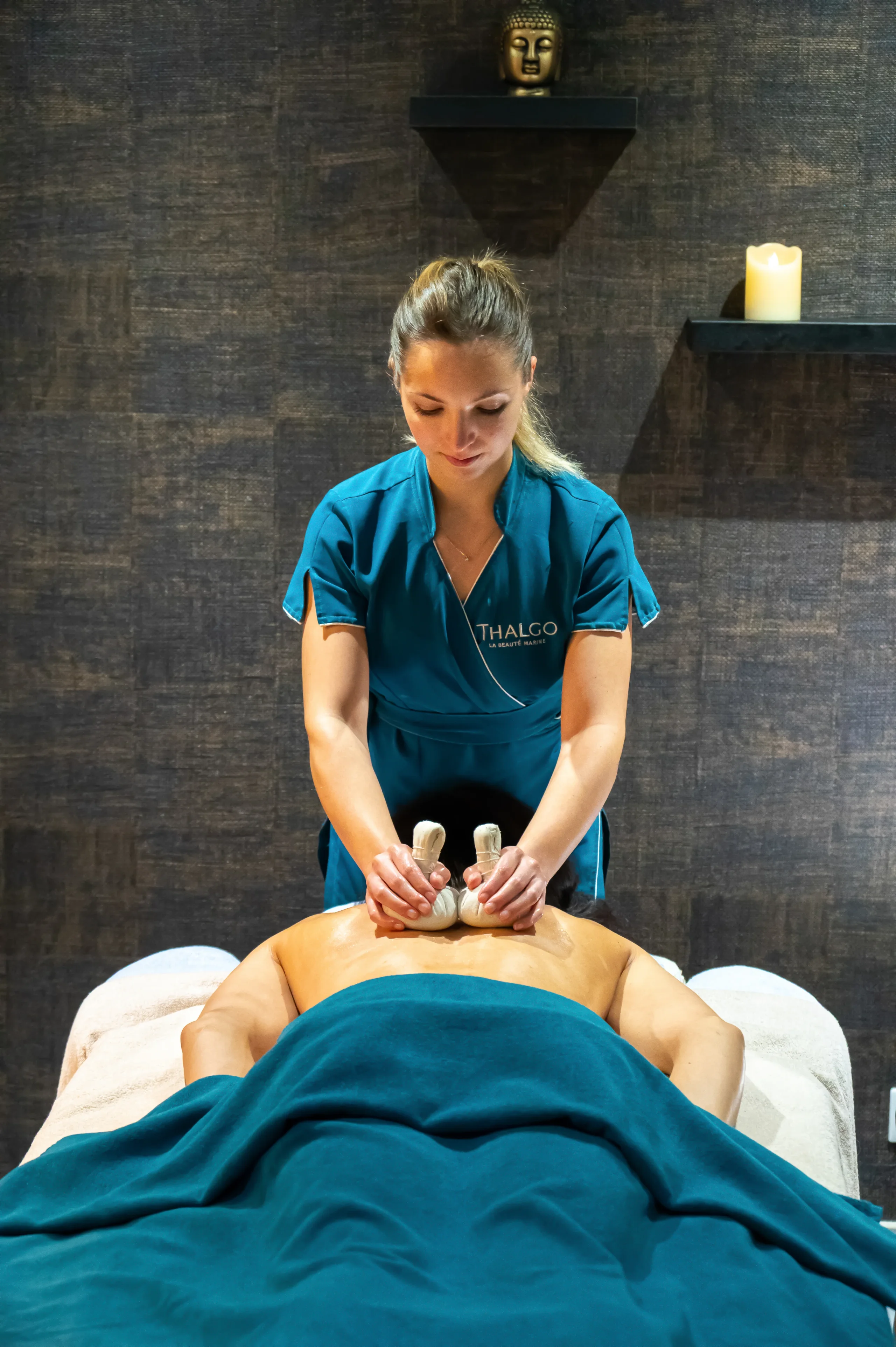 Massage aux pochons dans un spa zen
