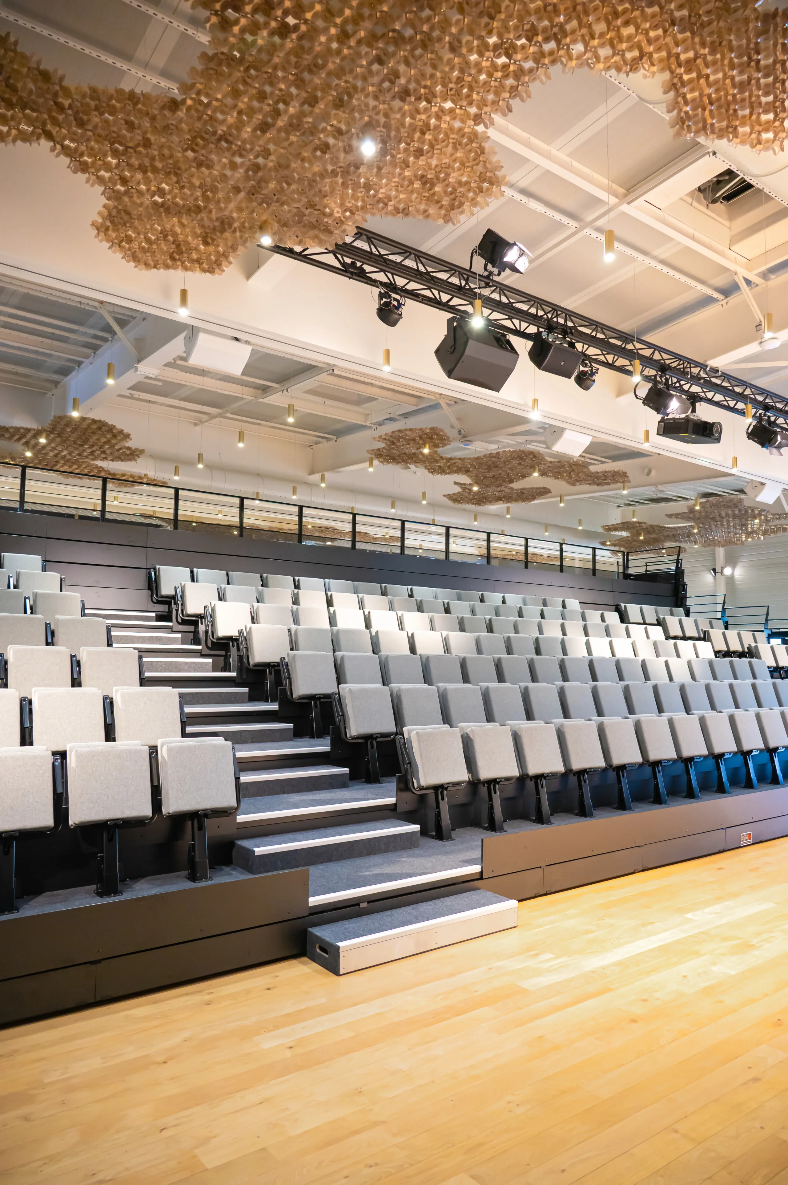 Auditorium moderne avec gradins et éclairage scénique