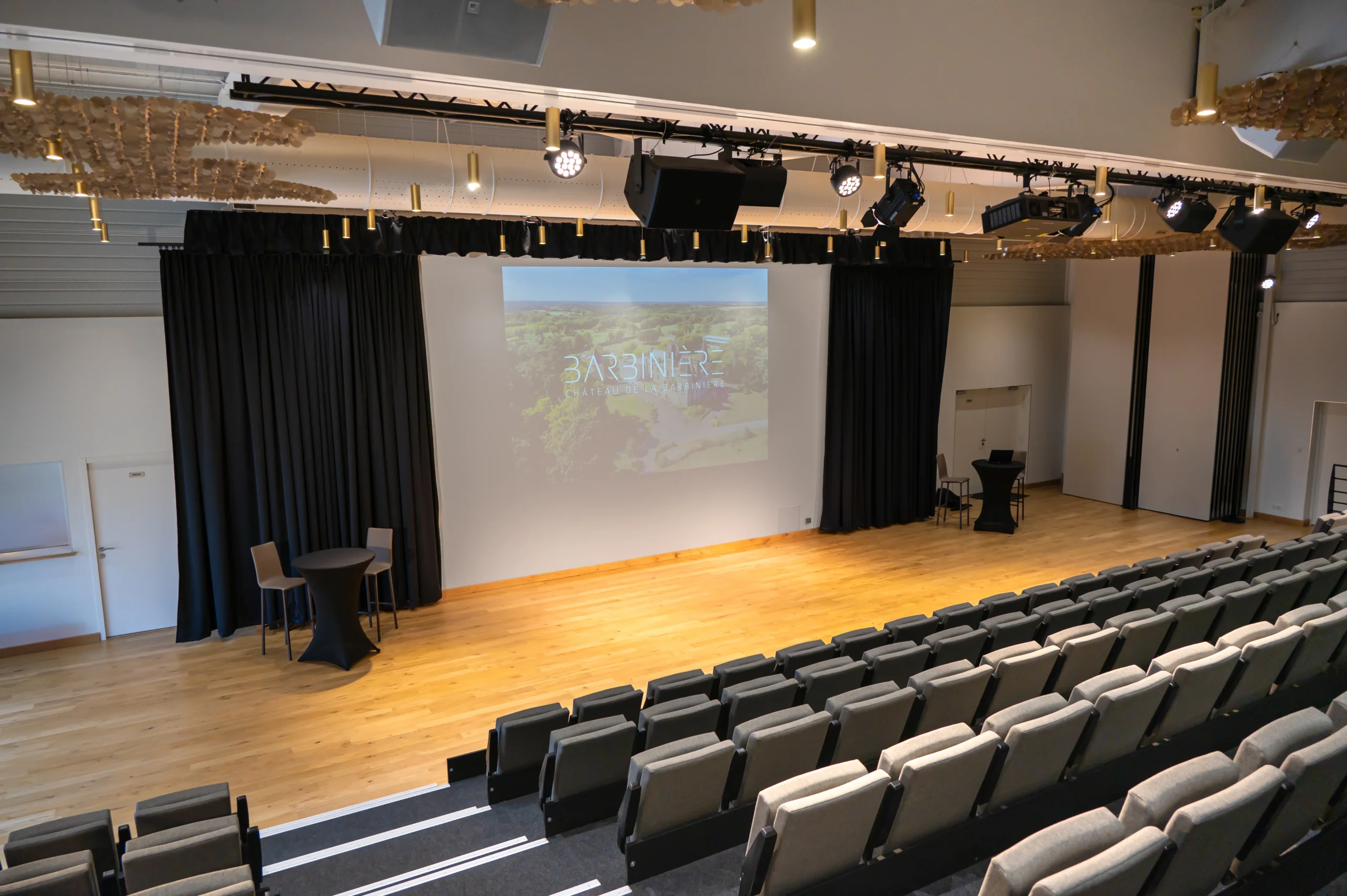 Auditorium moderne avec scène et écran géant