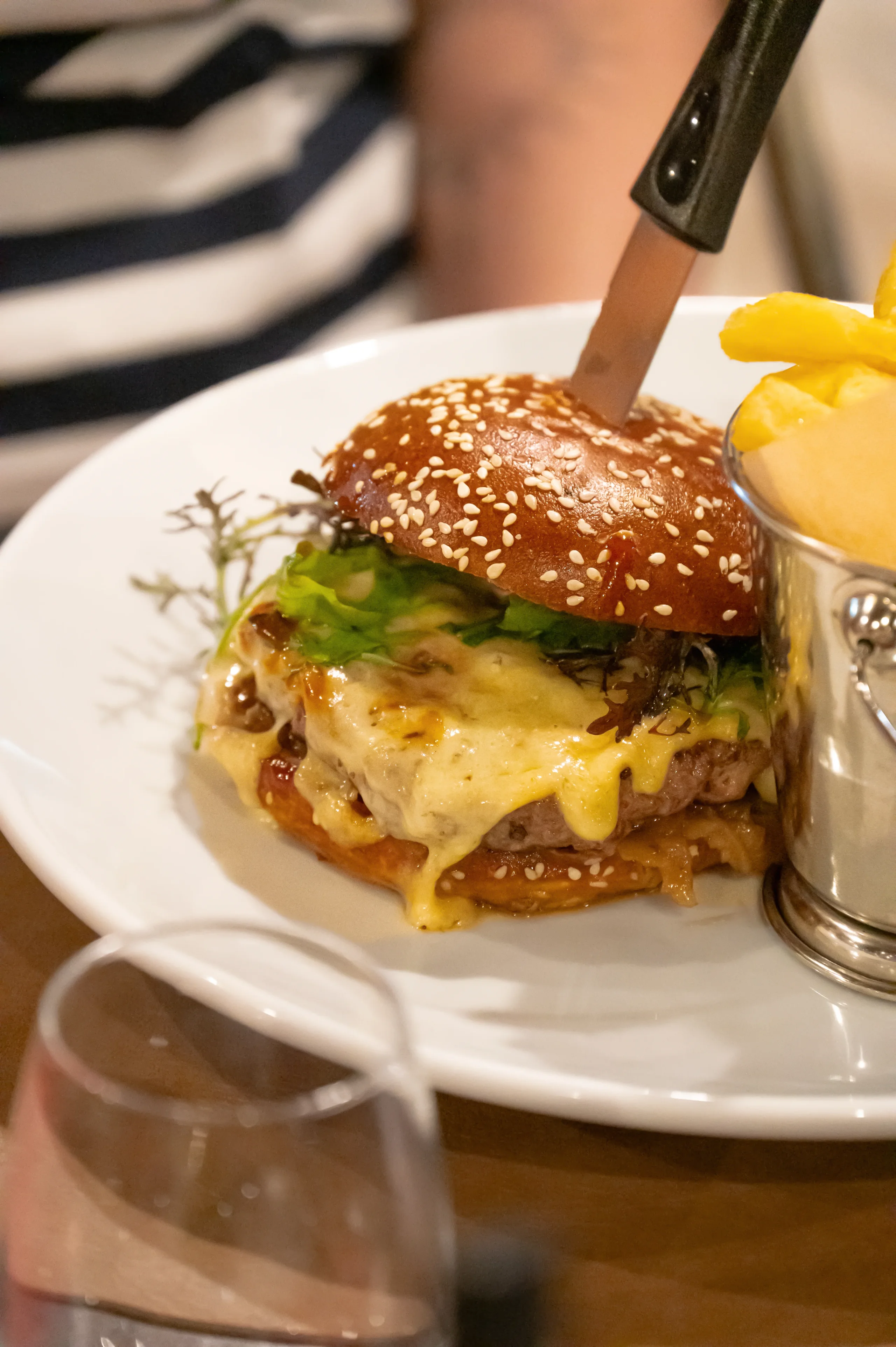 Burger au fromage avec frites et bière