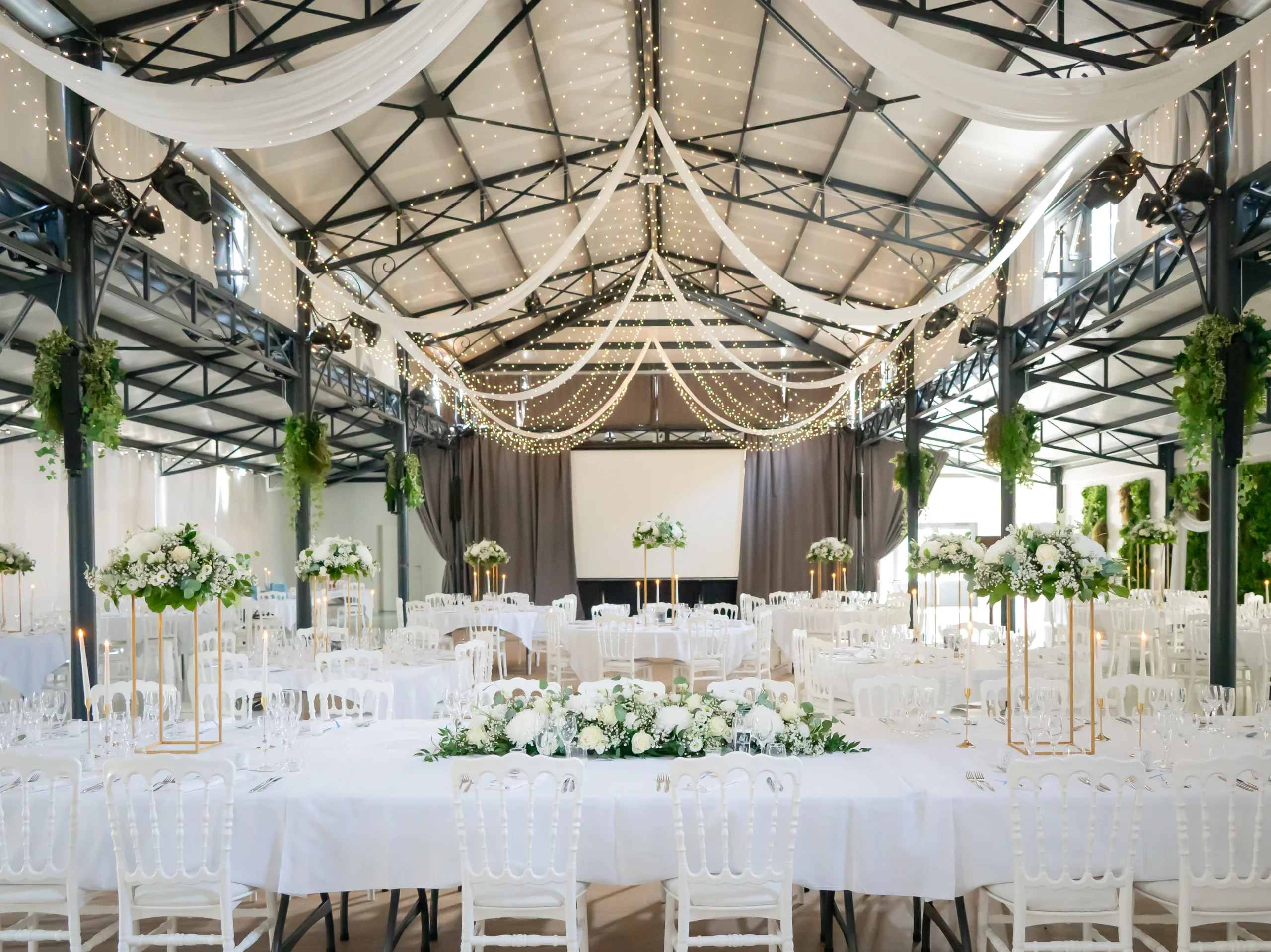 Salle de réception de mariage décorée élégamment