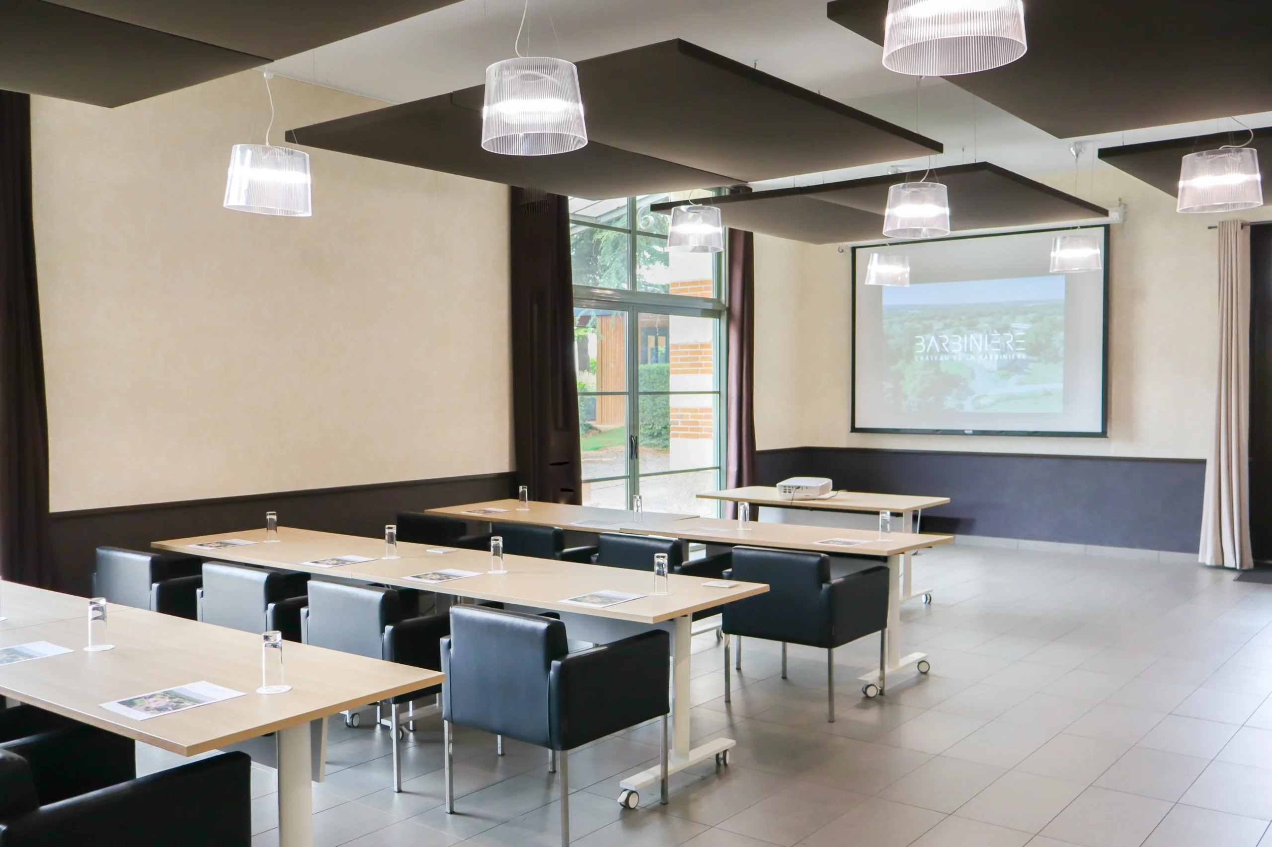 Salle de réunion moderne avec écran et vidéoprojecteur