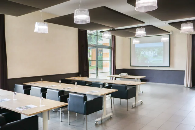 Salle de réunion moderne avec écran et vidéoprojecteur