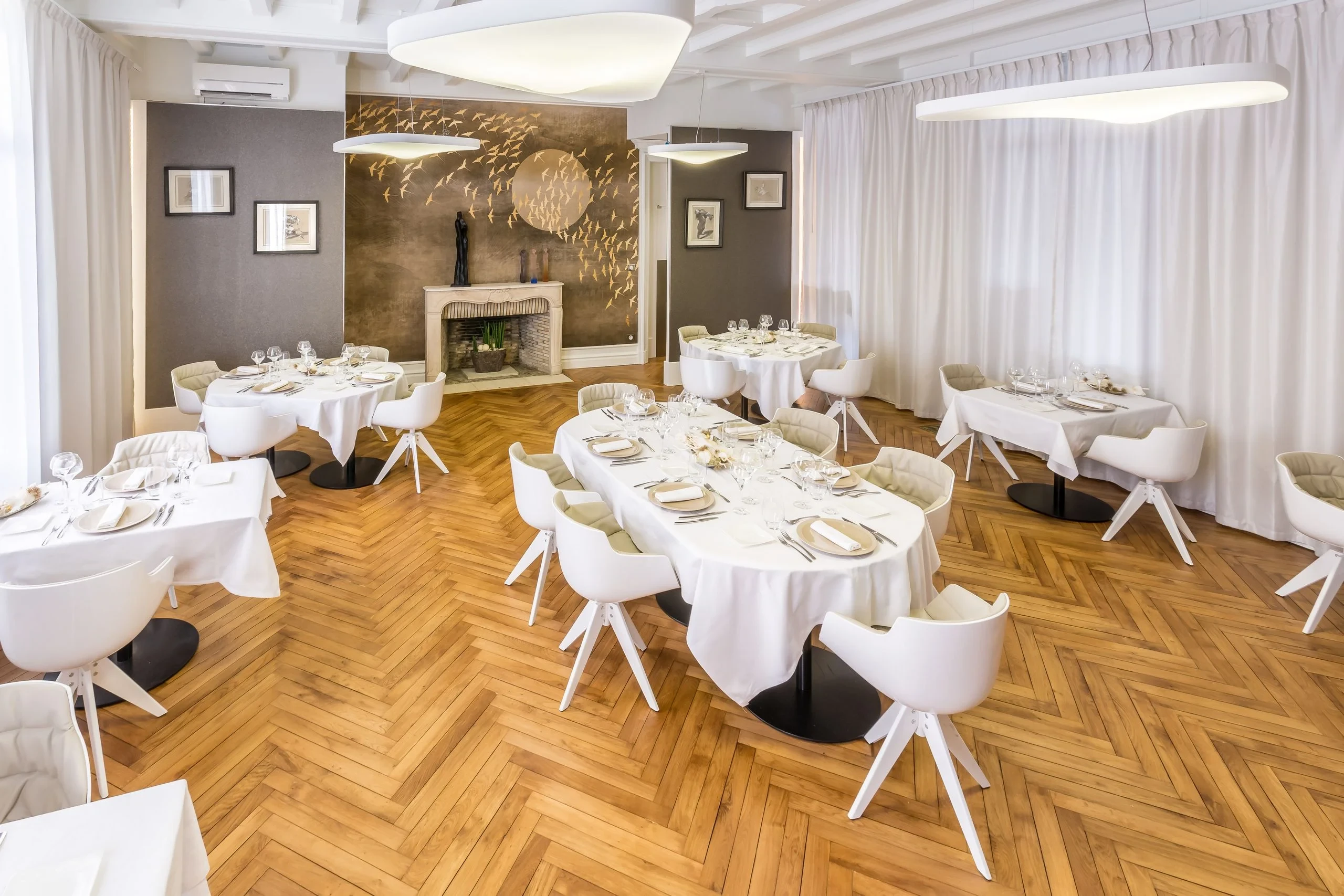 Salle de restaurant élégante avec tables rondes dressées