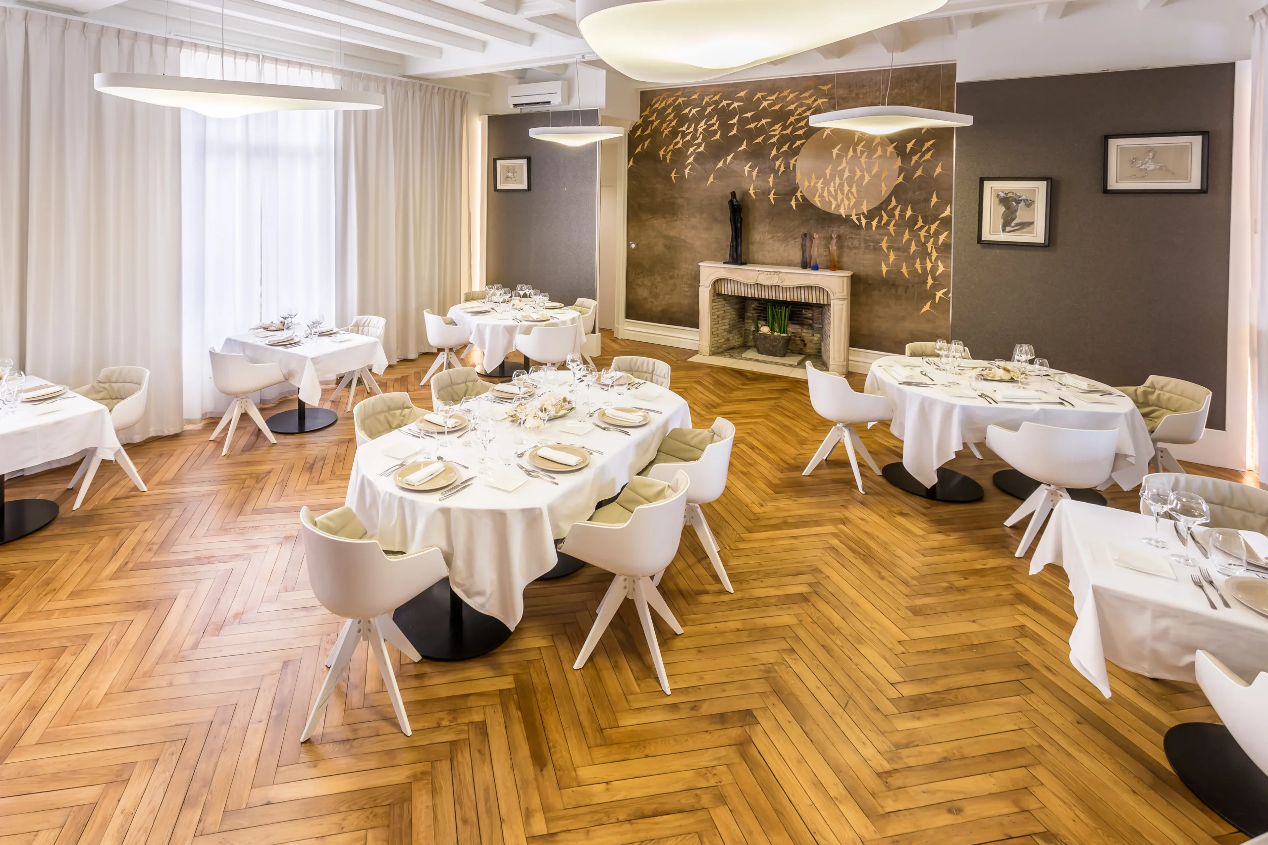 Salle de restaurant élégante avec tables rondes dressées