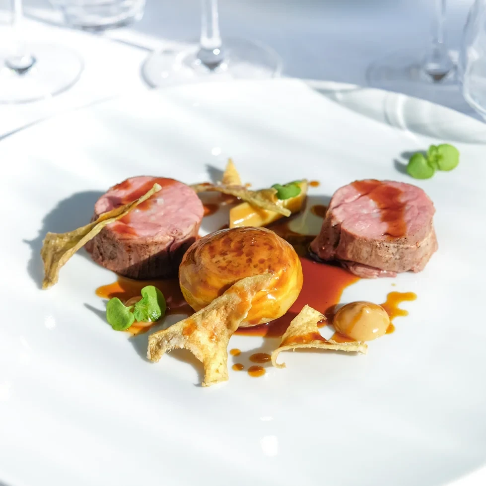 Assiette gastronomique de viande rosée et garnitures