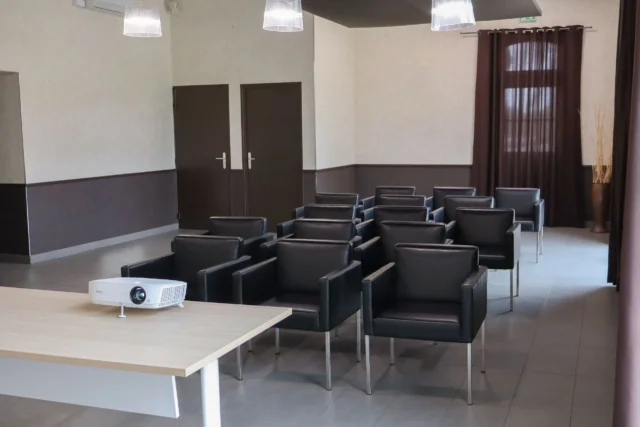Salle de réunion avec chaises et vidéoprojecteur