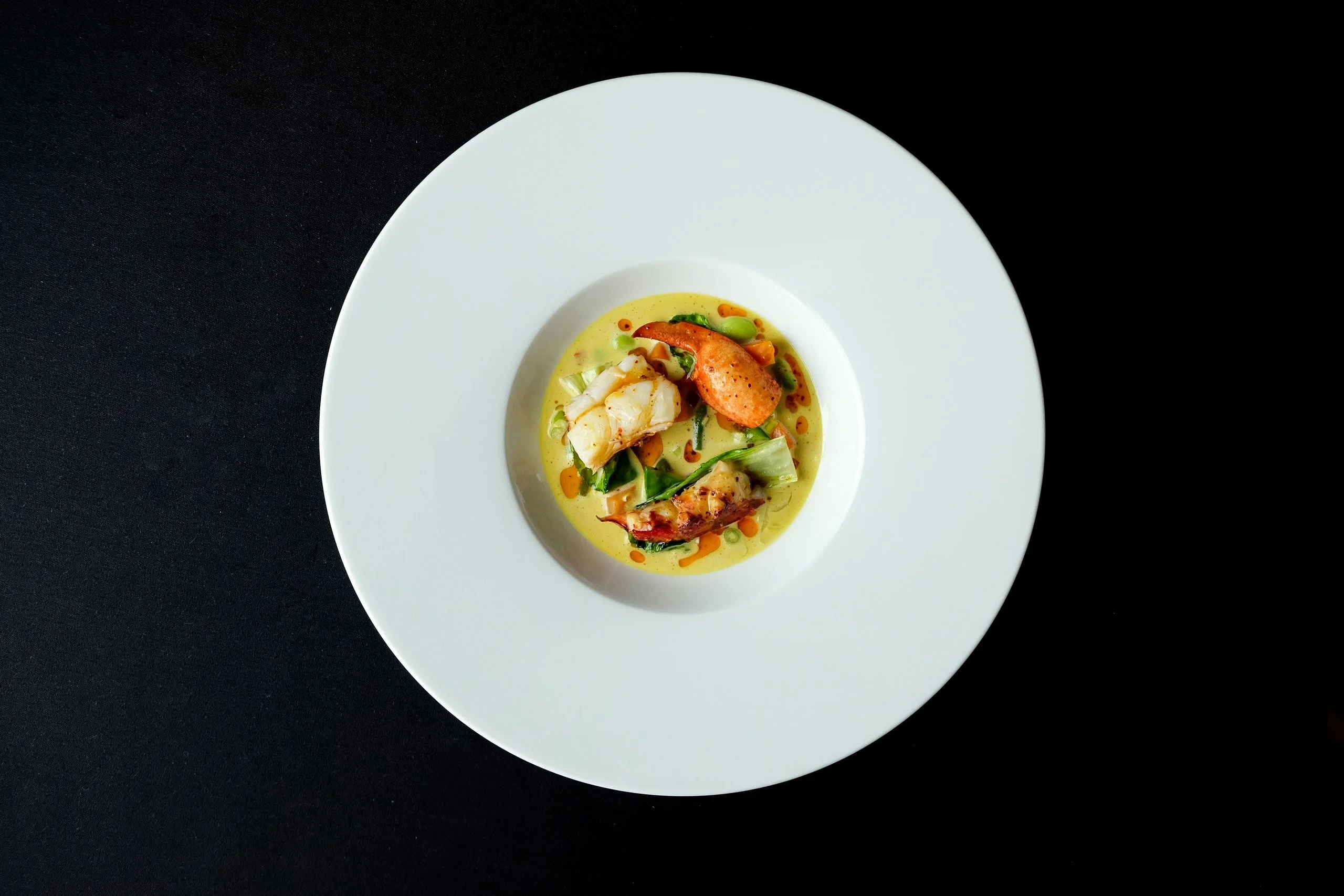 Plat gastronomique de homard sauce jaune