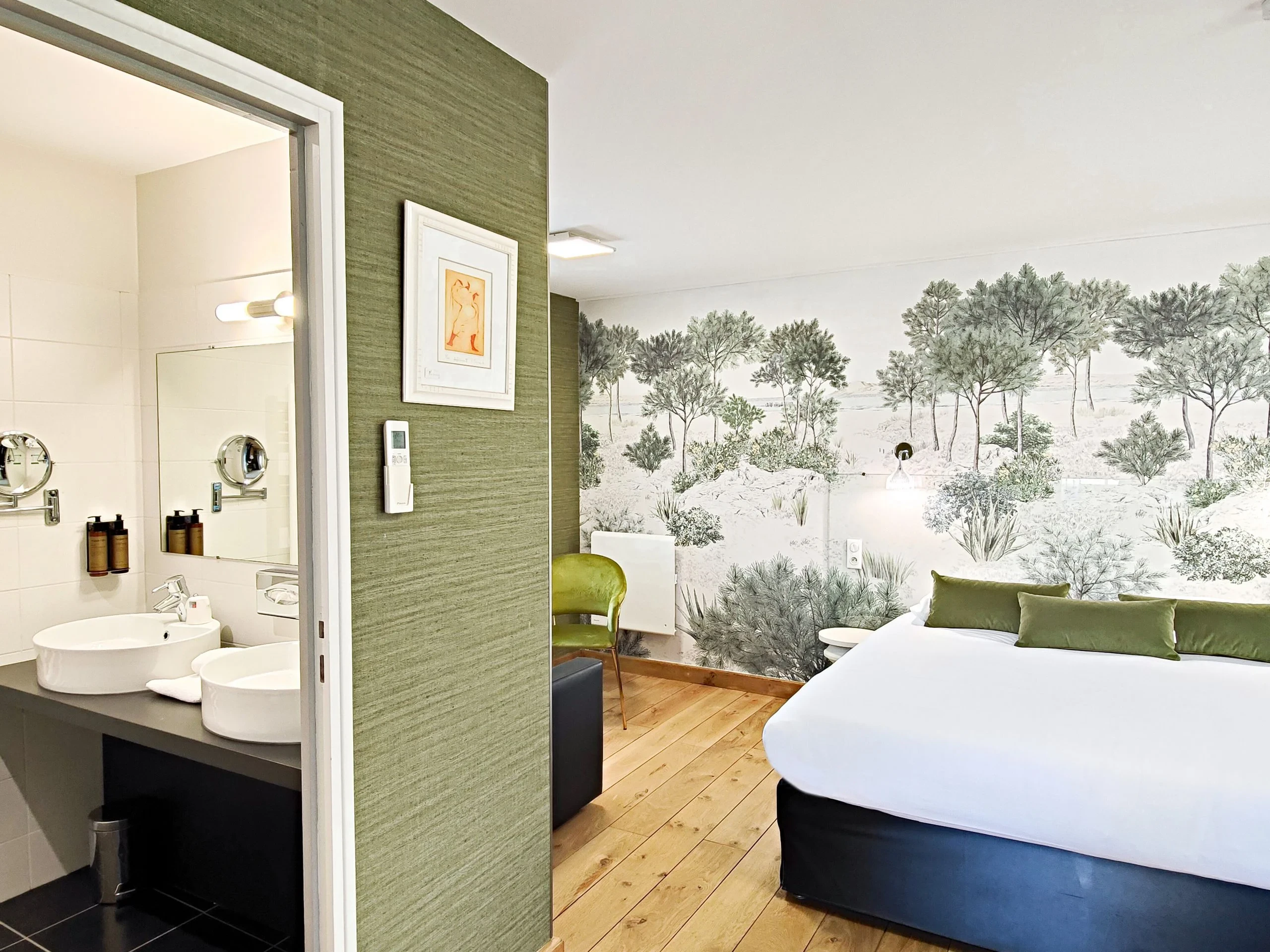 Chambre moderne avec fresque forestière et salle de bain