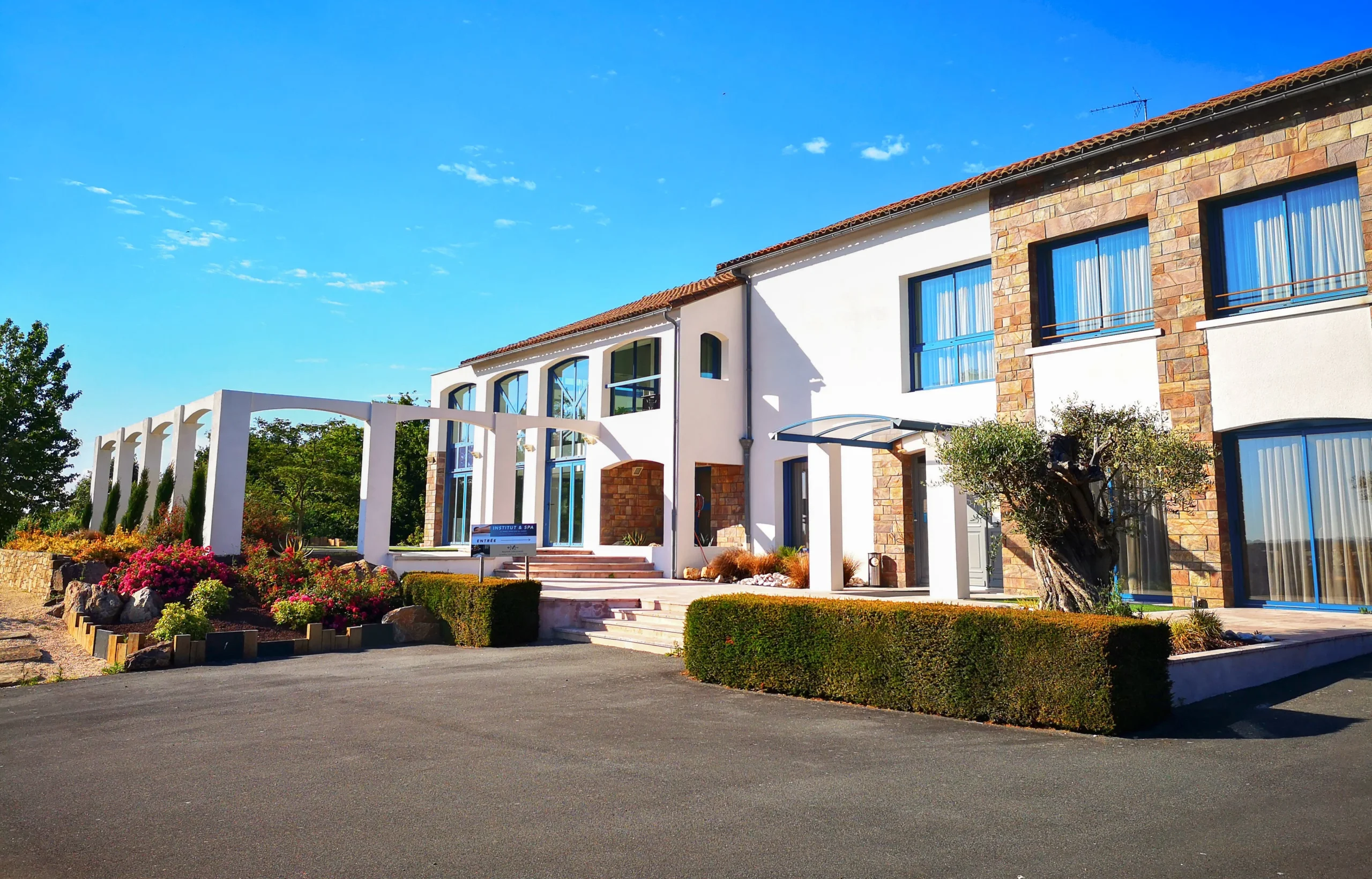 Façade moderne d’un hôtel avec jardin paysager