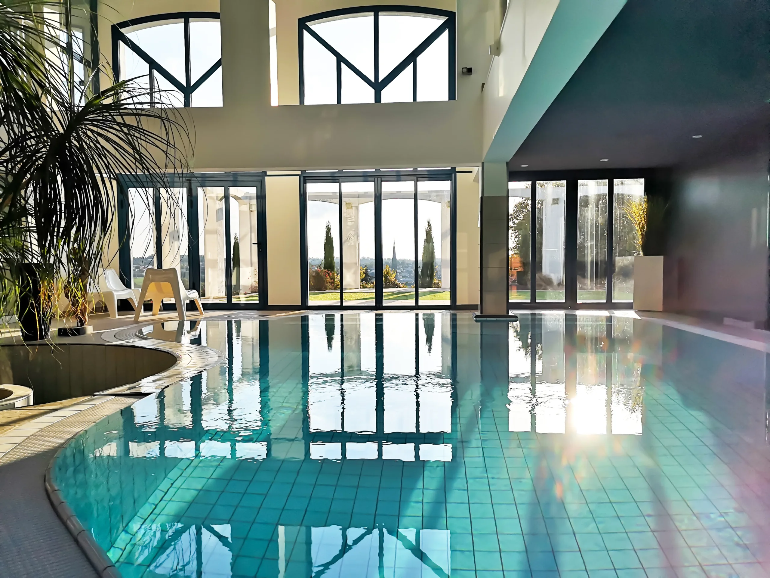 Piscine intérieure lumineuse avec grandes baies vitrées
