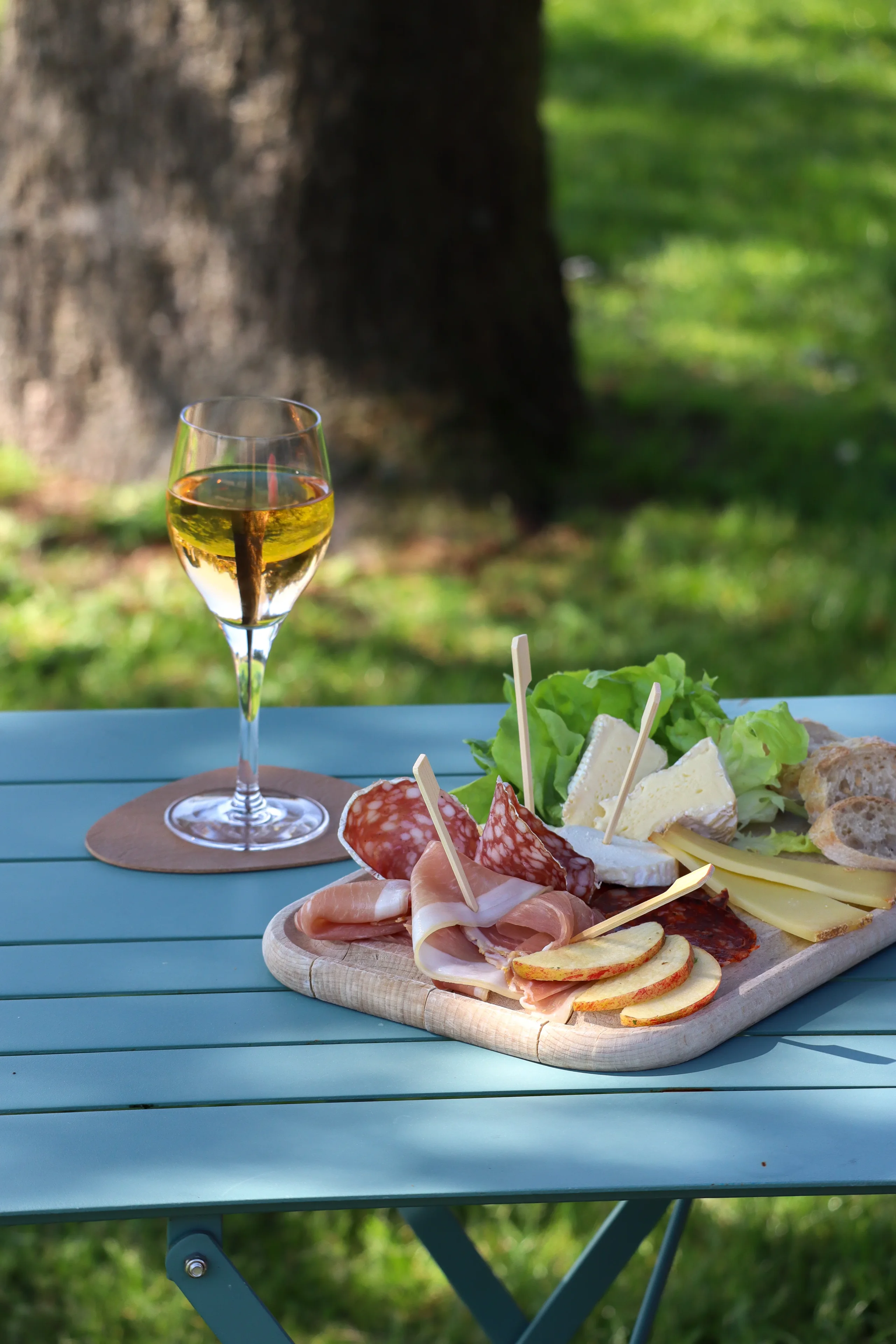 Verre de vin blanc et planche apéritive