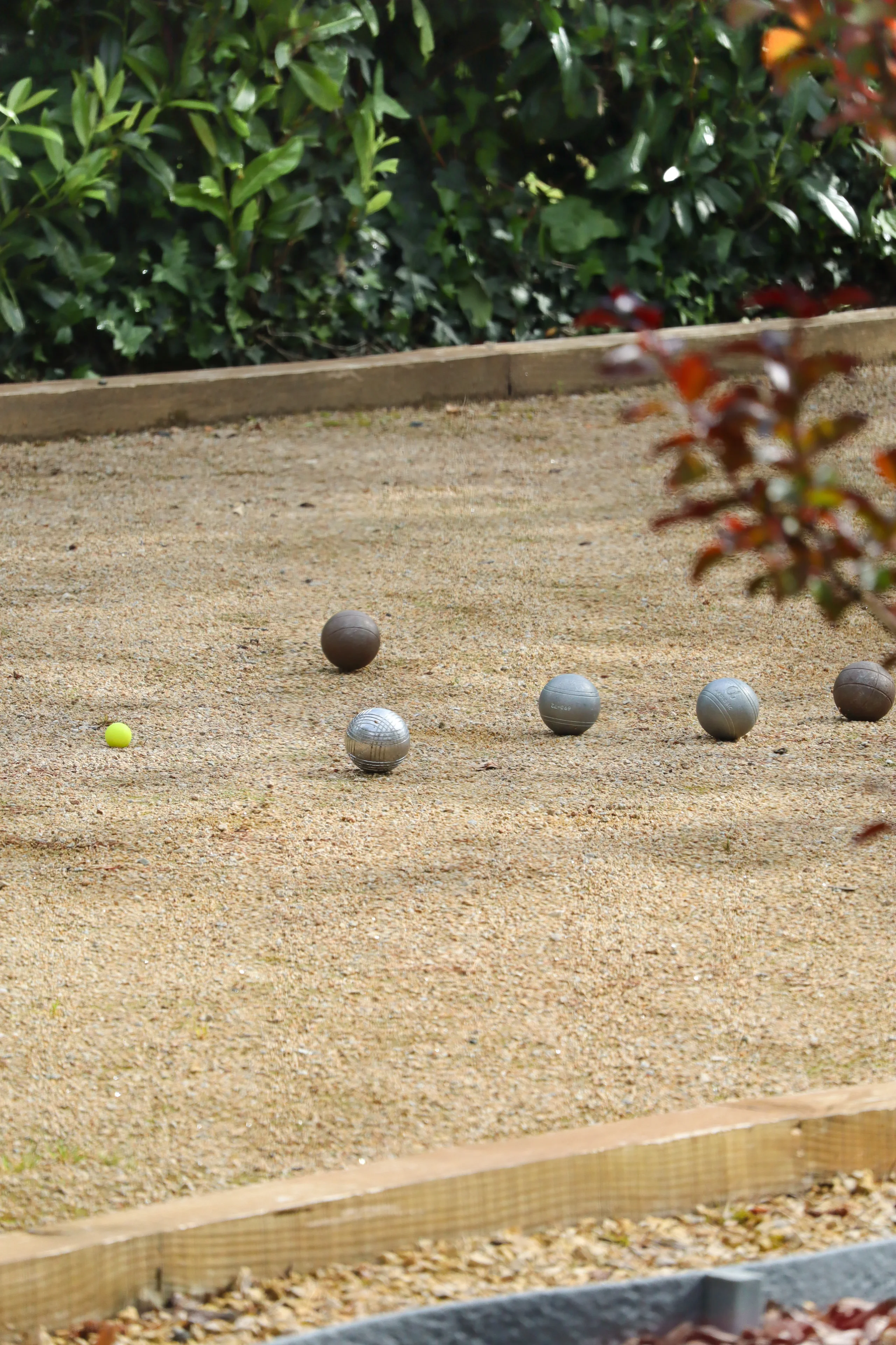 Boules de pétanque sur terrain sablonneux extérieur