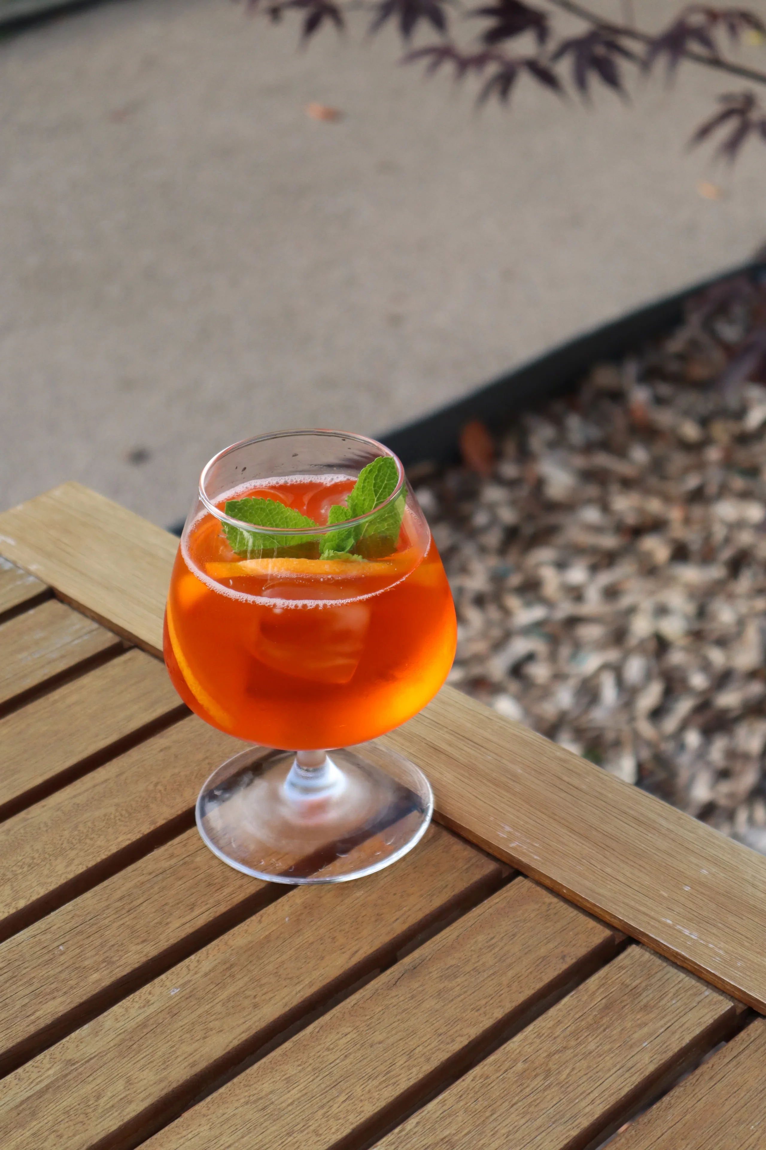 Cocktail orange avec menthe sur table en bois