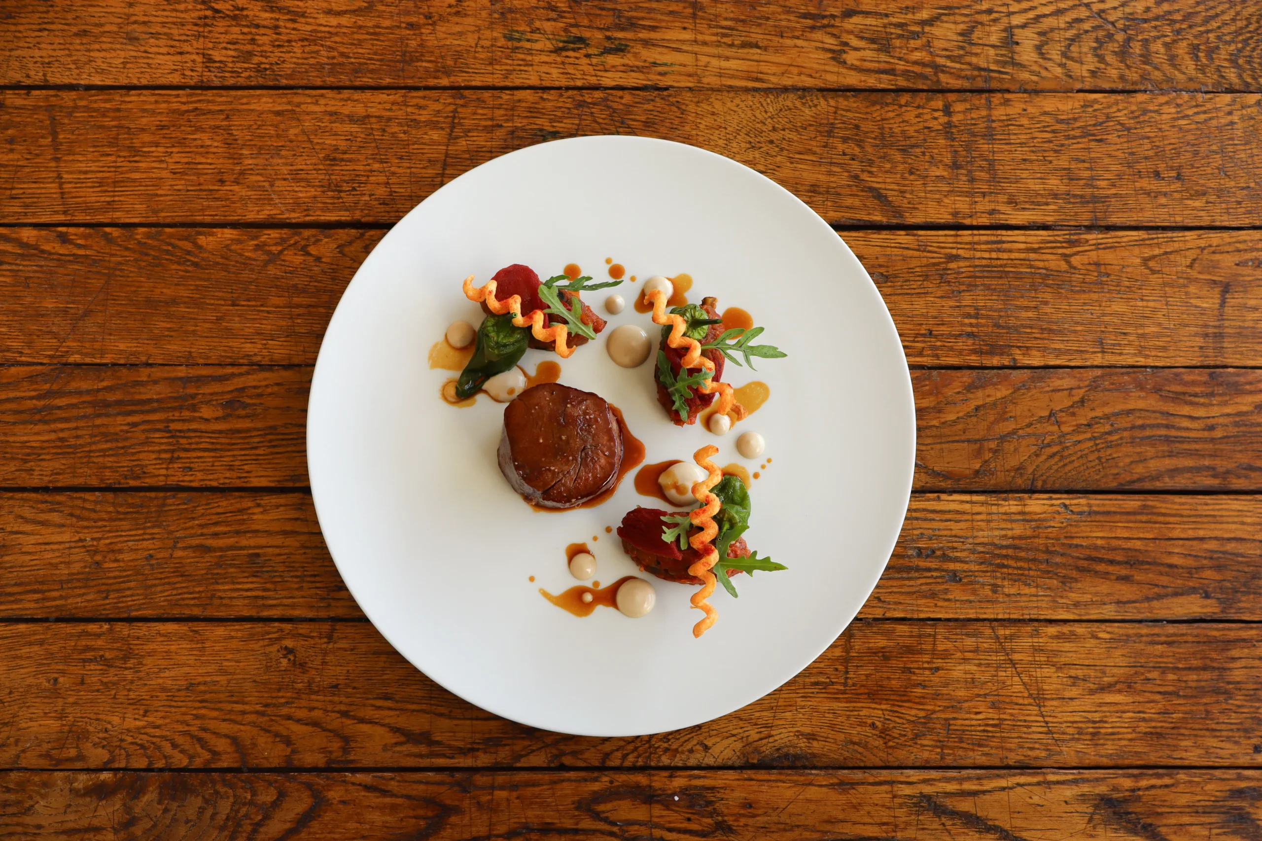 Assiette gastronomique avec filet de bœuf et légumes