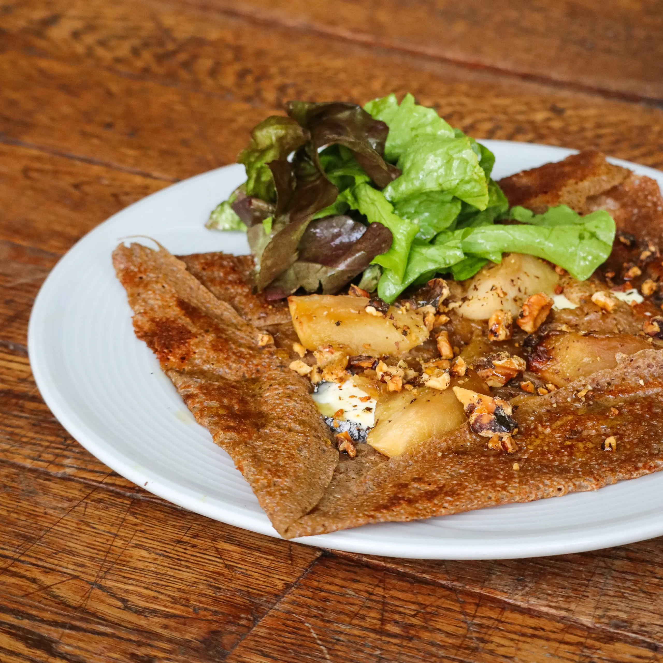 Galette de sarrasin aux poires et salade verte