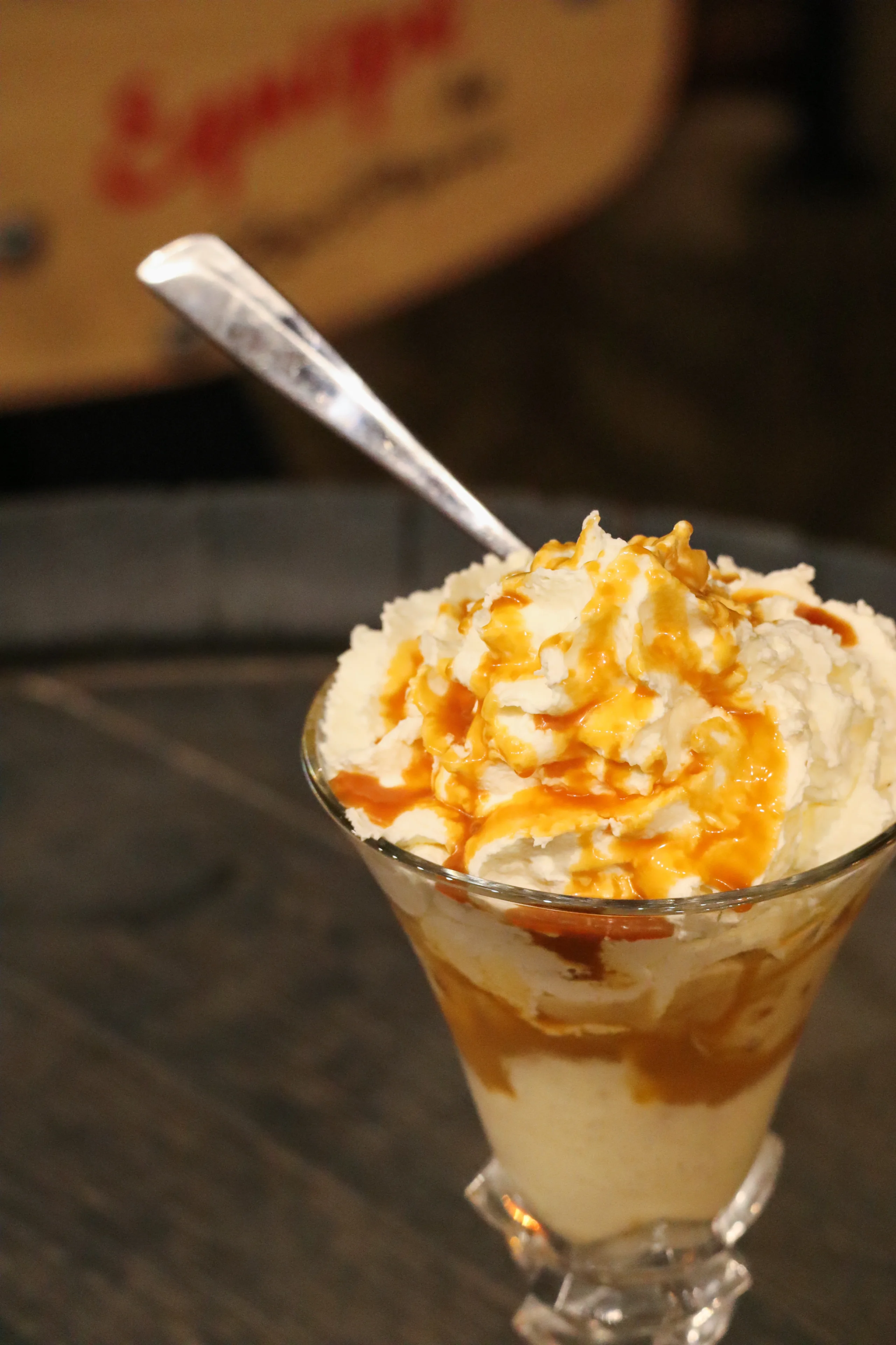 Coupe de glace vanille au caramel