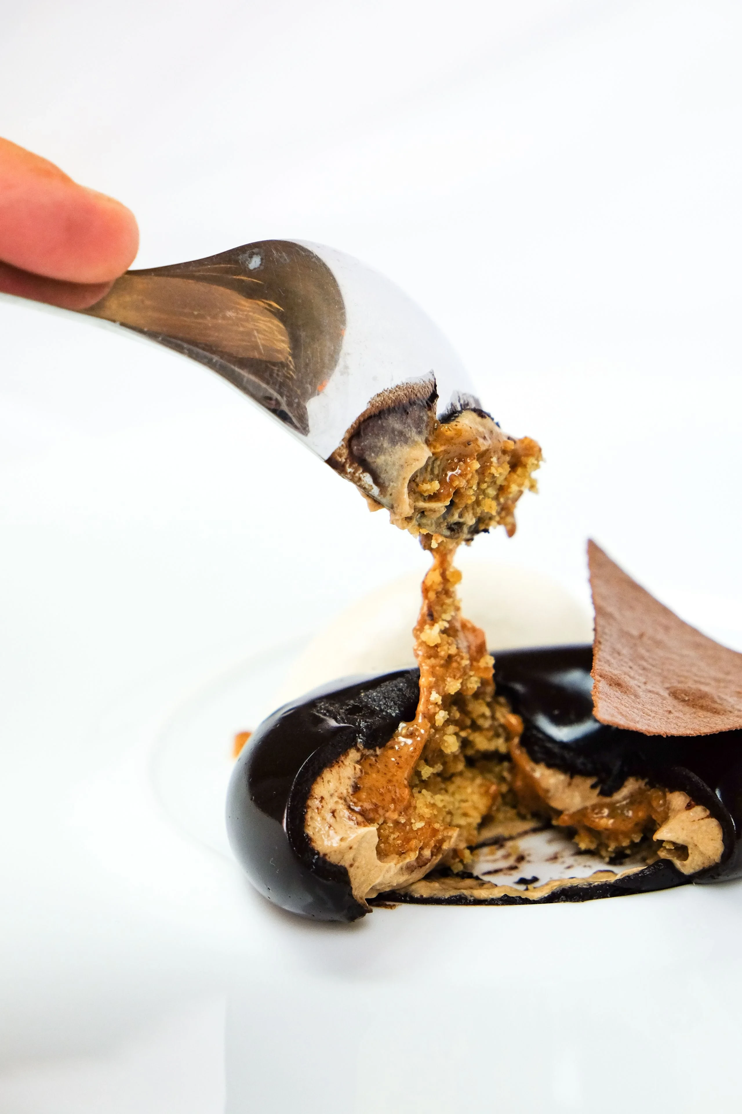Cuillère prélevant un dessert au chocolat fondant