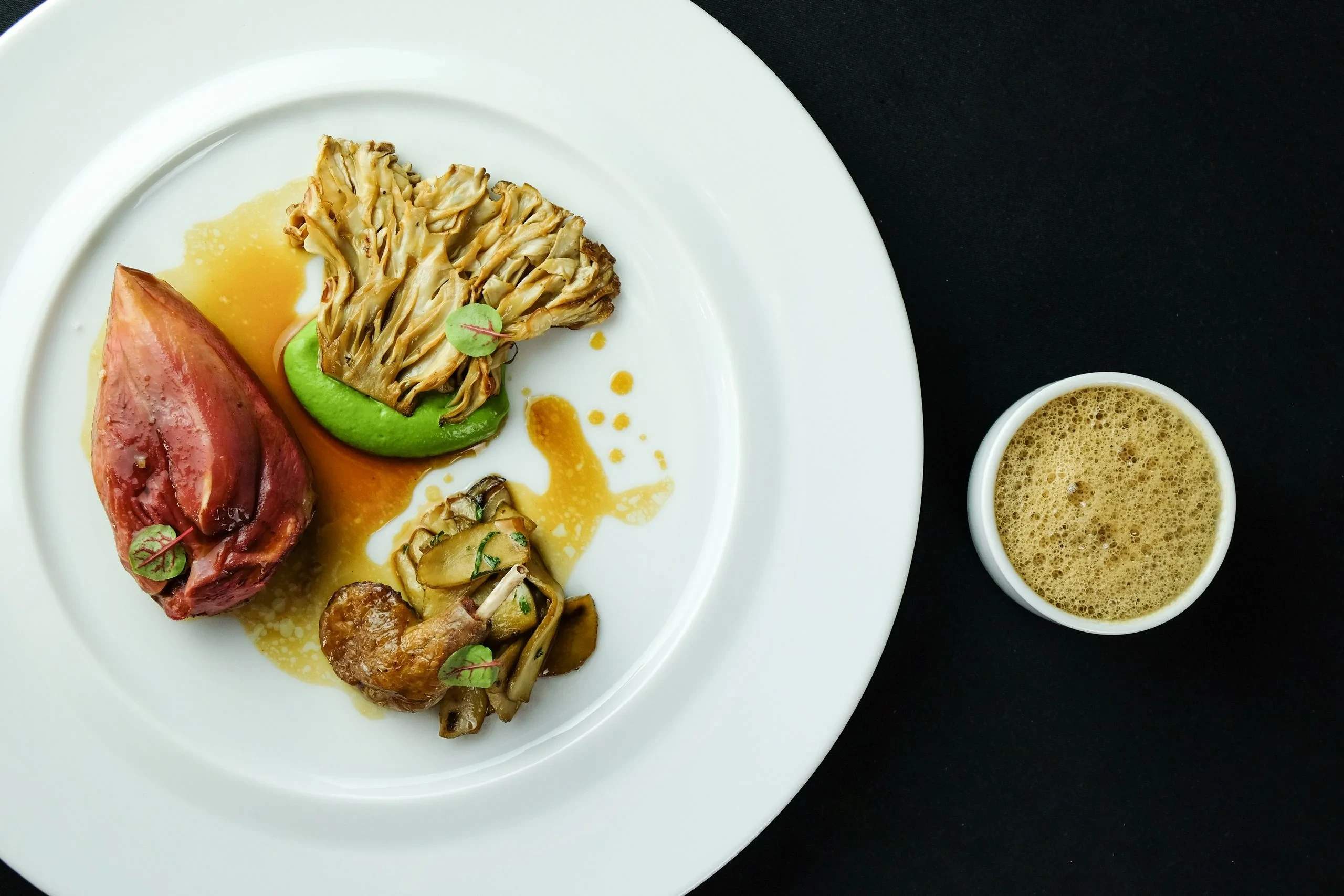 Magret de canard, champignons et purée verte