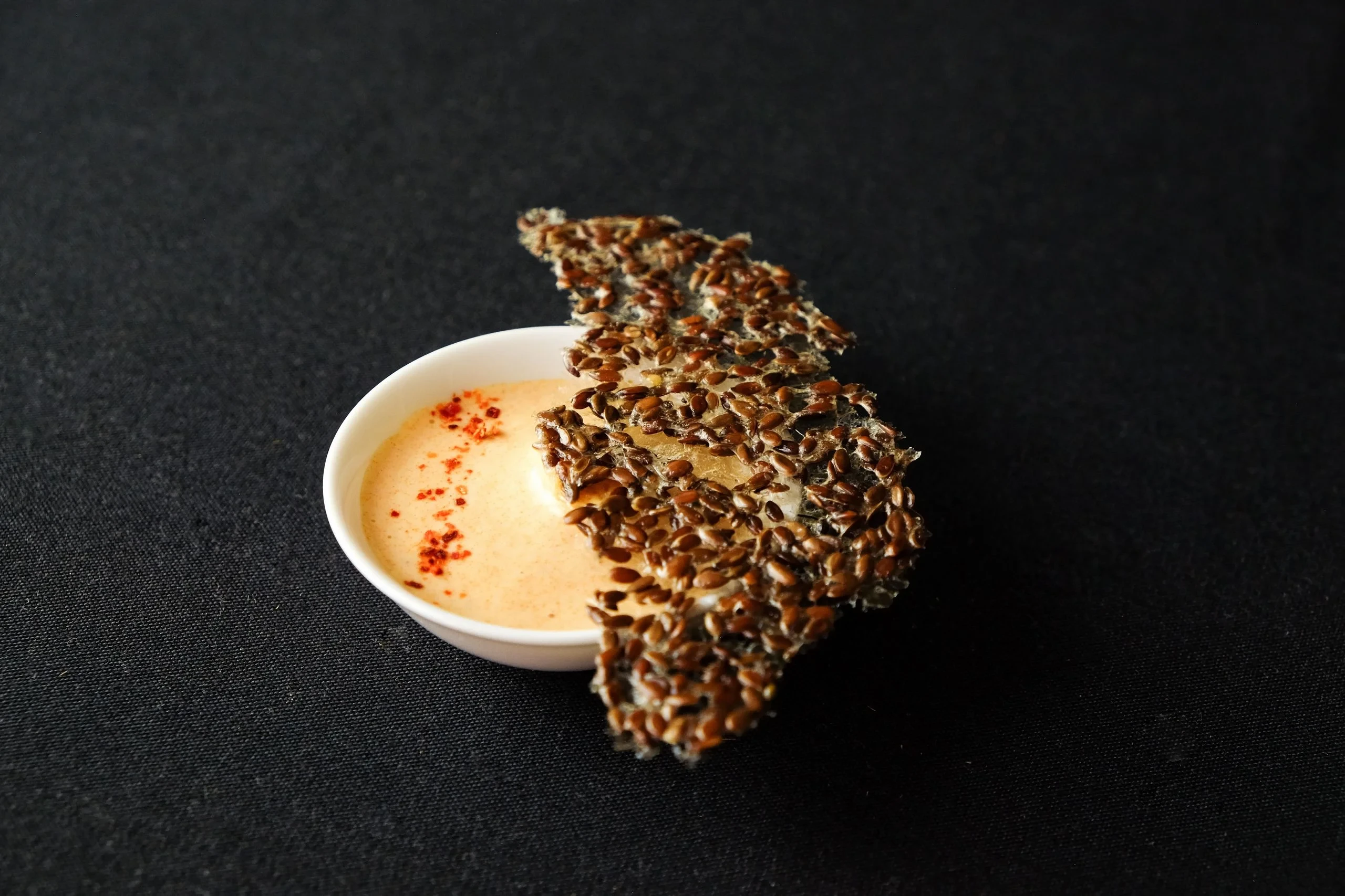 Cracker aux graines avec sauce crémeuse
