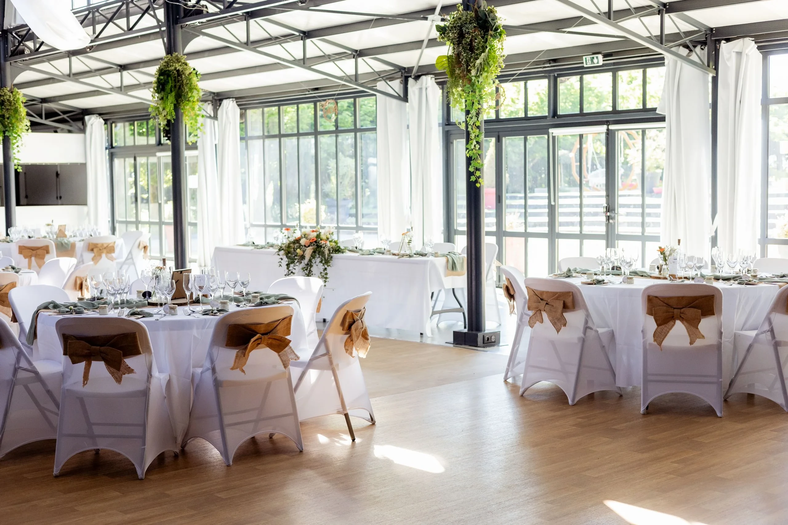 Salle de réception lumineuse décorée pour mariage