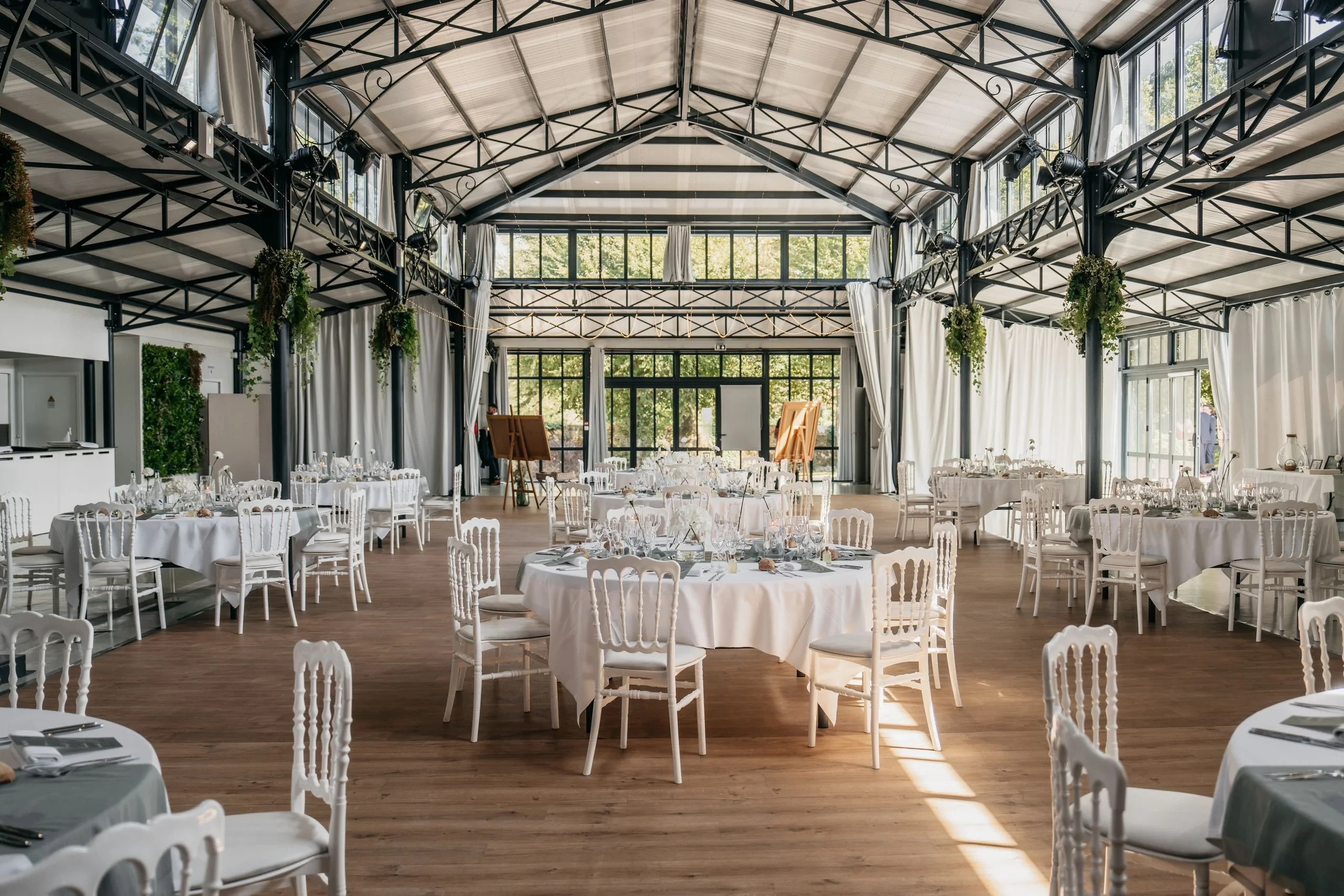 Salle de réception lumineuse décorée pour mariage