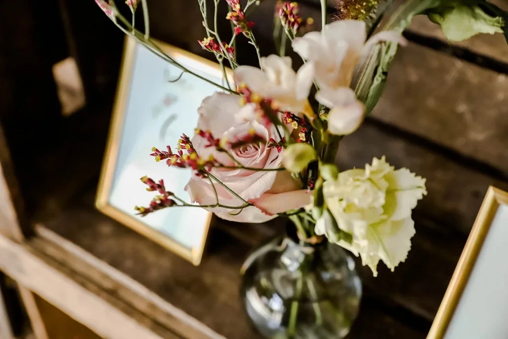 Bouquet de fleurs pastel dans vase en verre