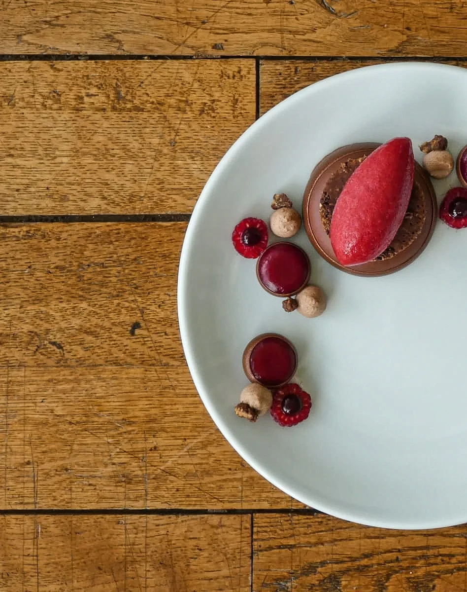 Dessert gastronomique au chocolat et framboise