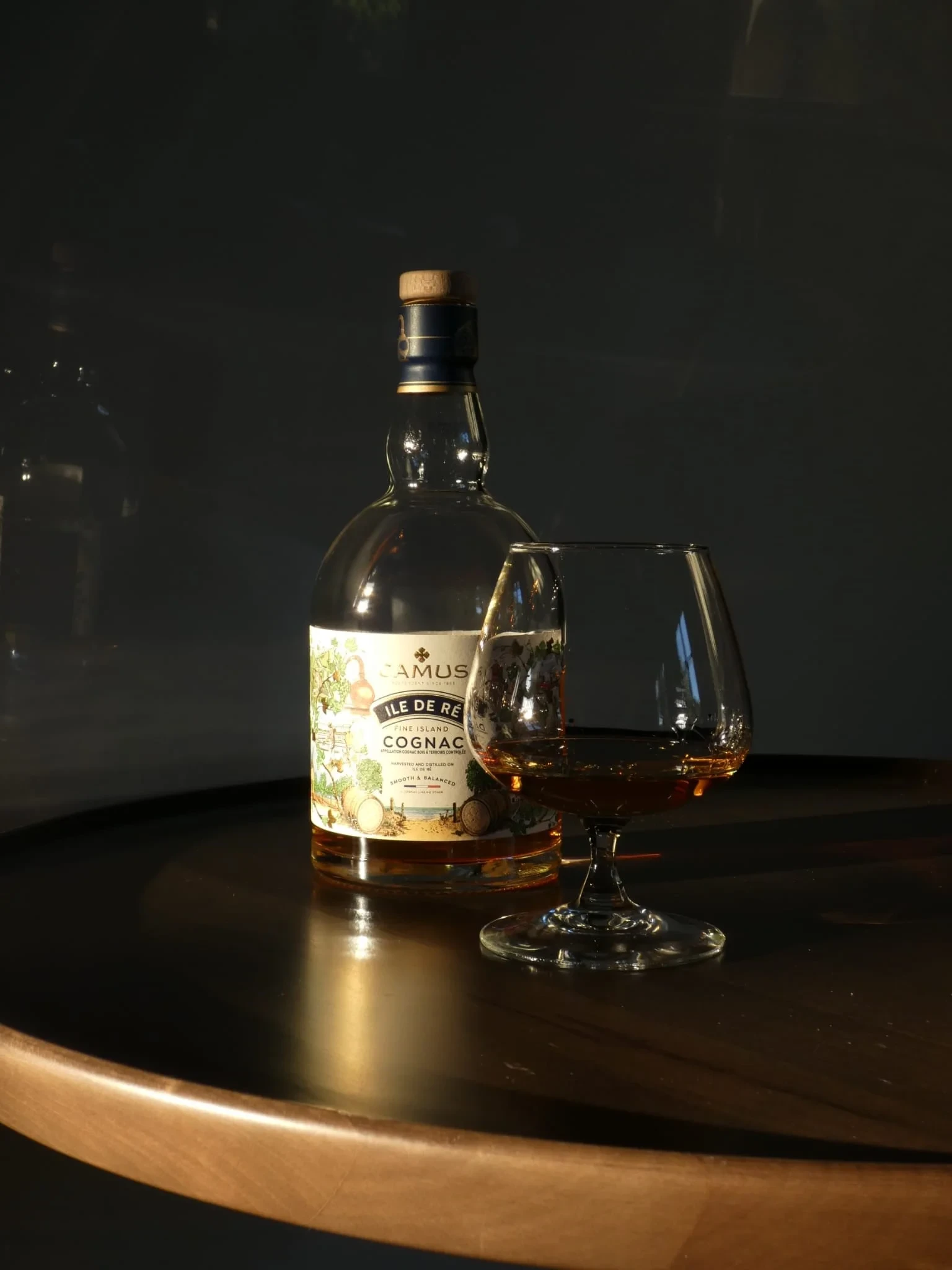 Bouteille de cognac et verre sur table