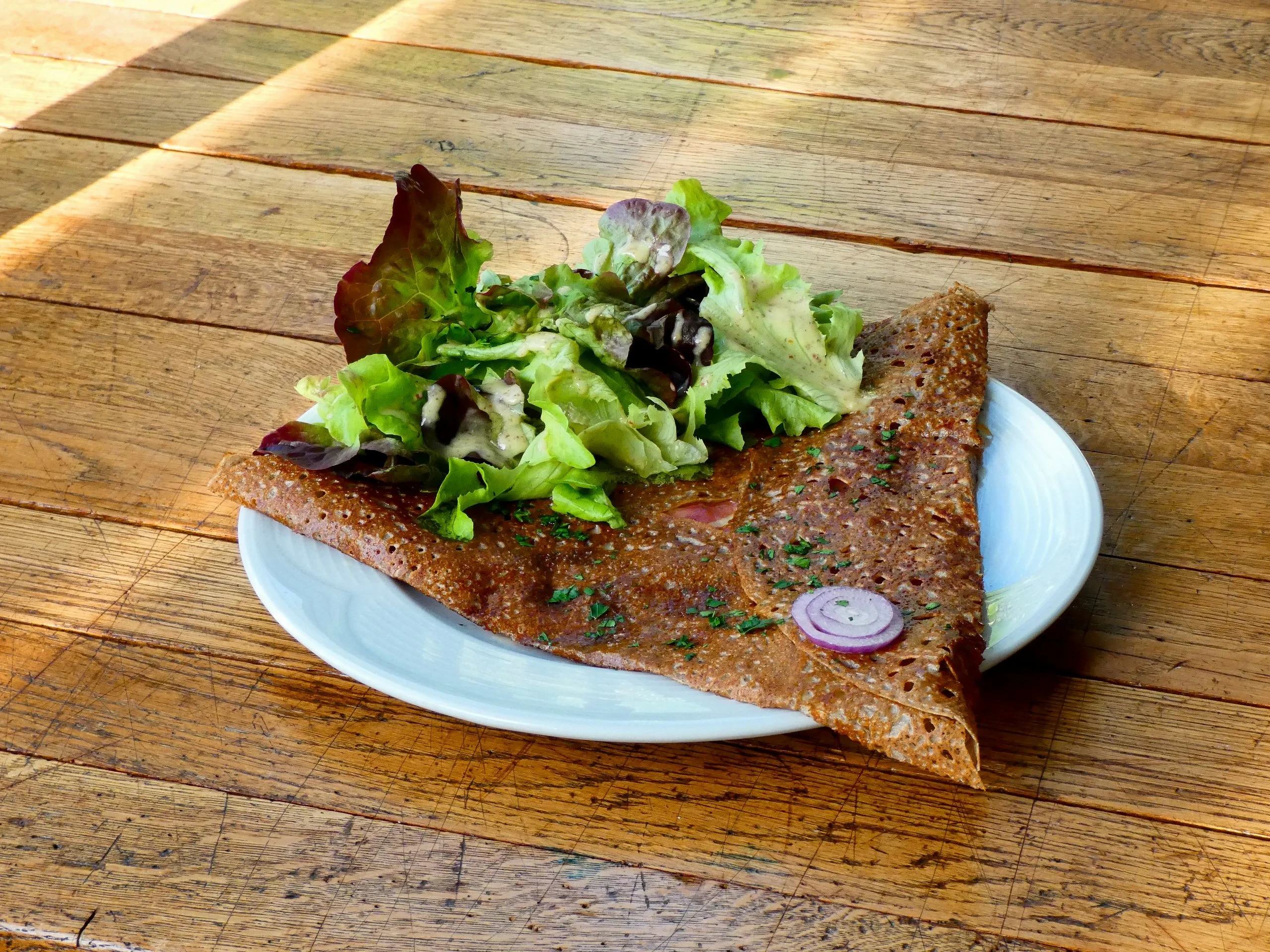 Galette de sarrasin avec salade verte