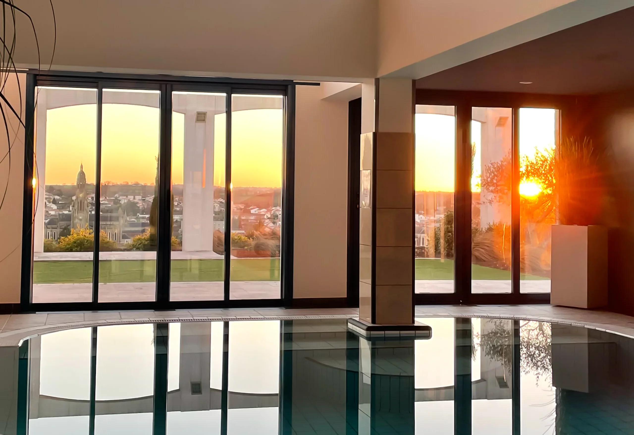 Piscine intérieure moderne au coucher du soleil