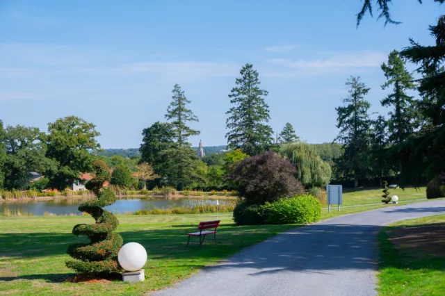 Château élégant avec jardin paysager et terrasse