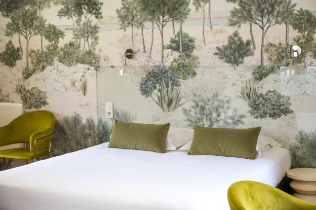 Chambre mansardée moderne avec poutres apparentes