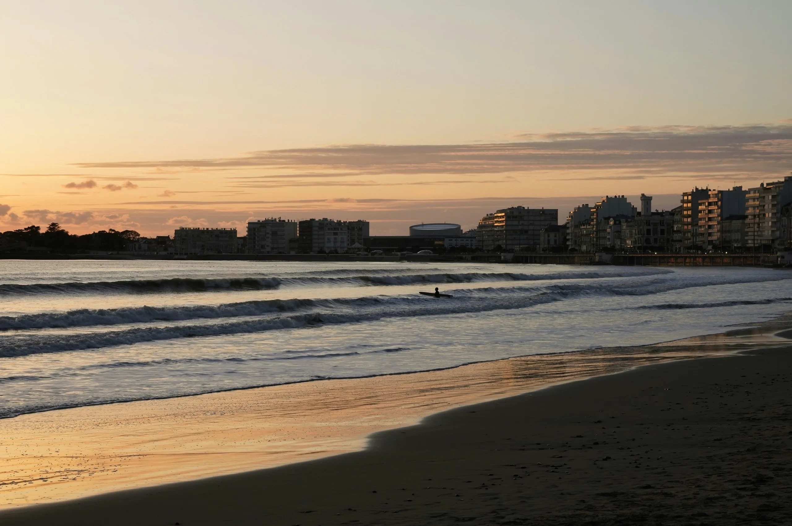 Surfeur au coucher du soleil en ville
