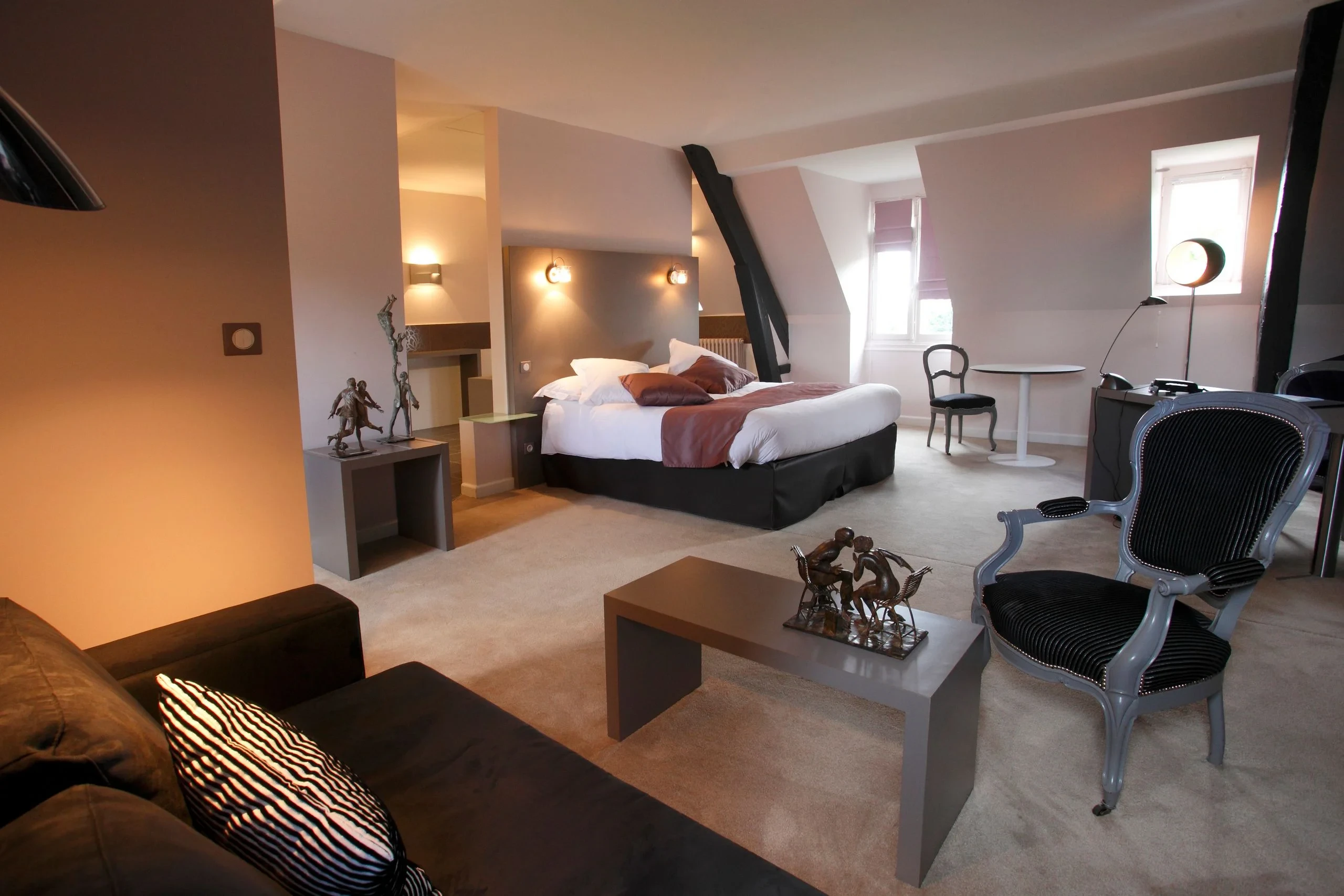 Chambre moderne avec lit double et salon