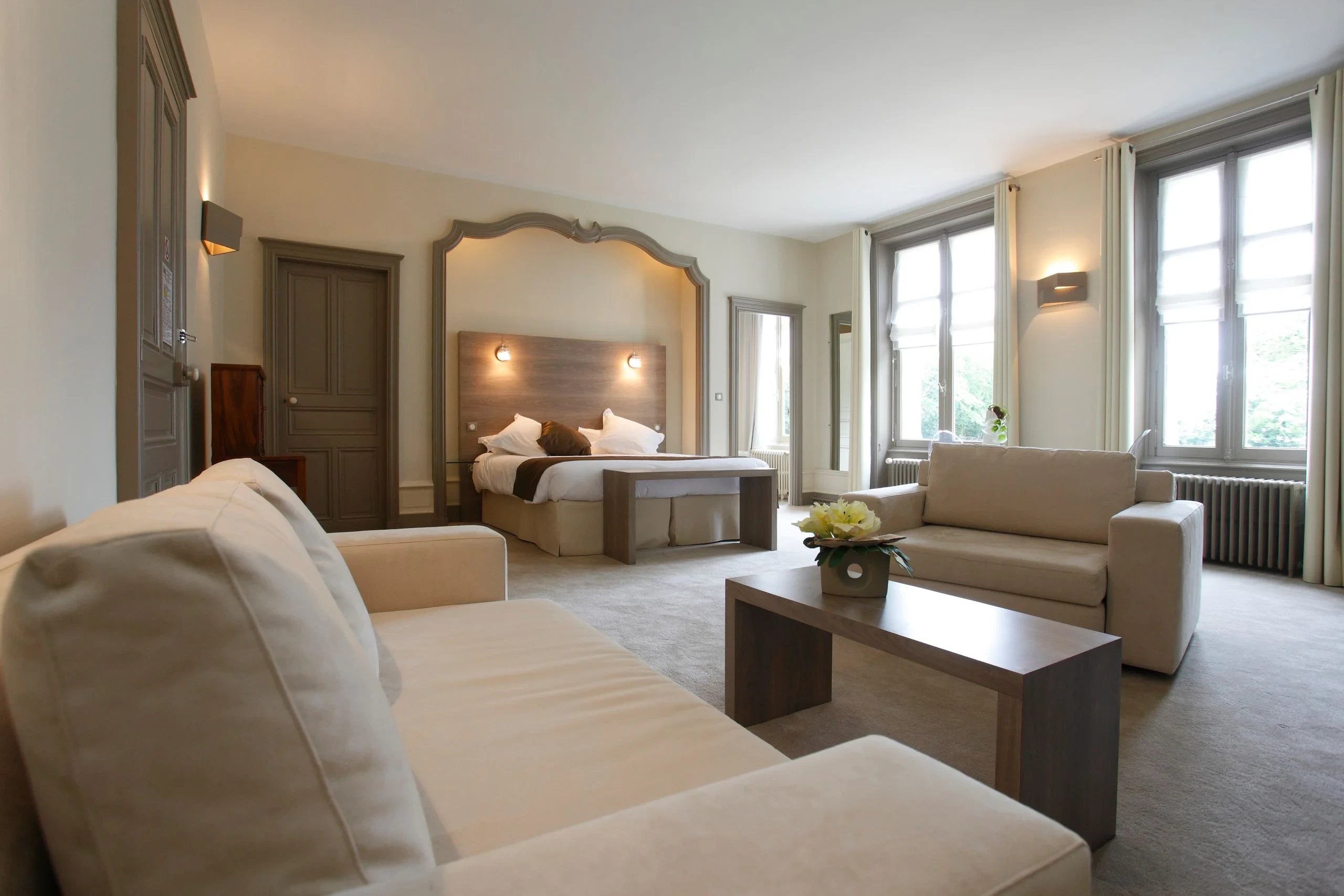 Suite élégante avec lit double et canapés