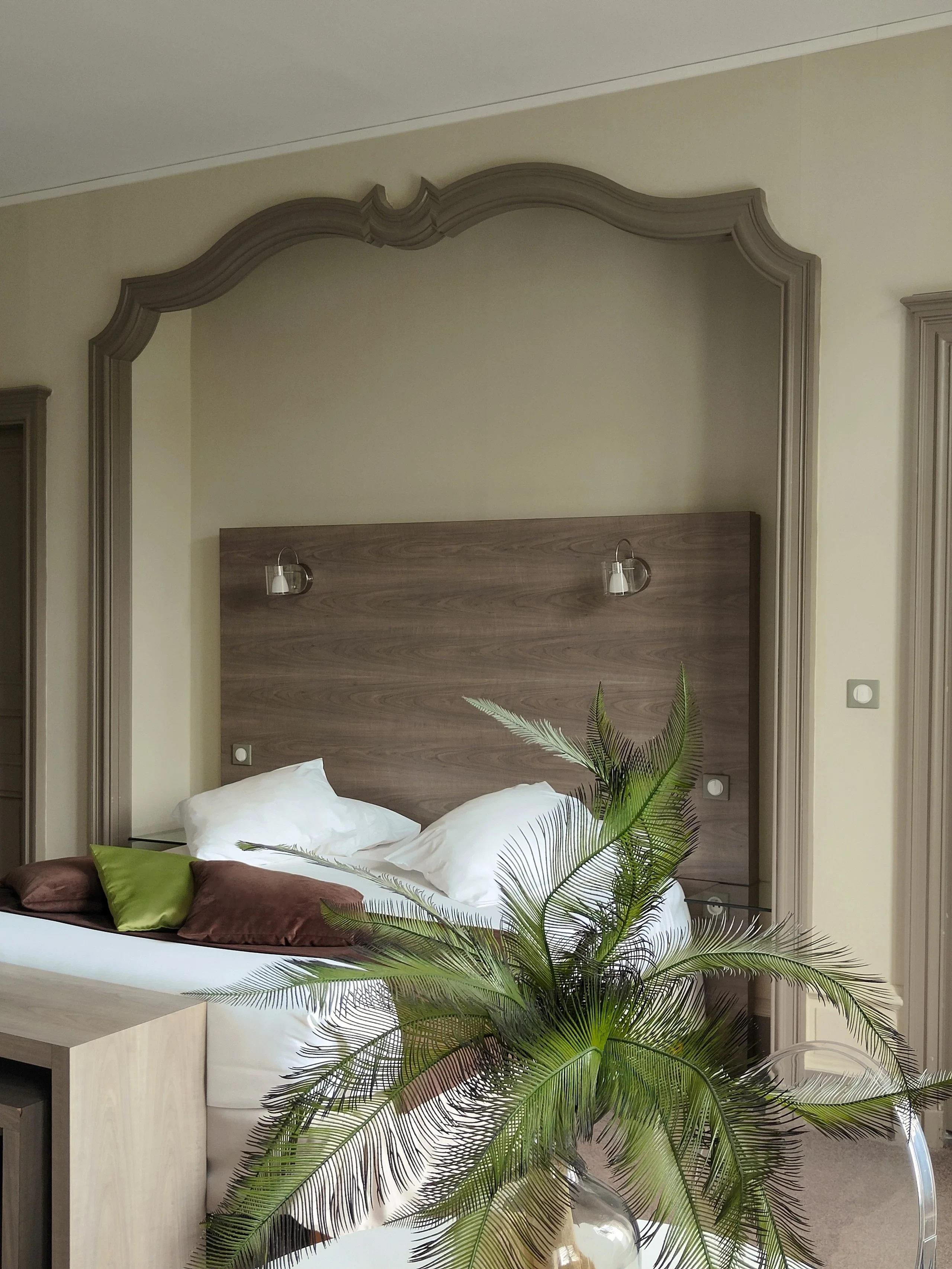 Chambre élégante avec tête de lit en bois