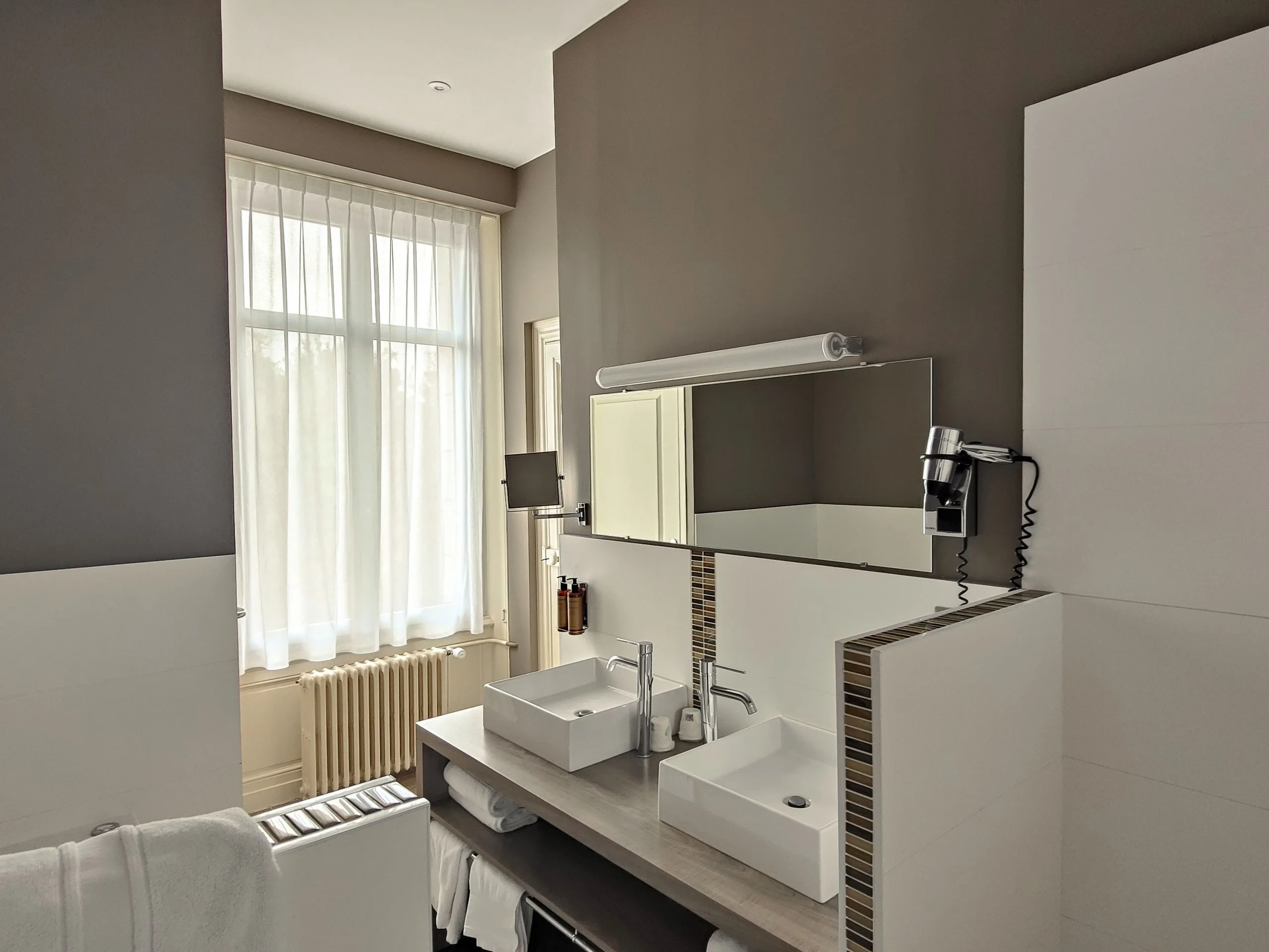 Salle de bain moderne avec double vasque
