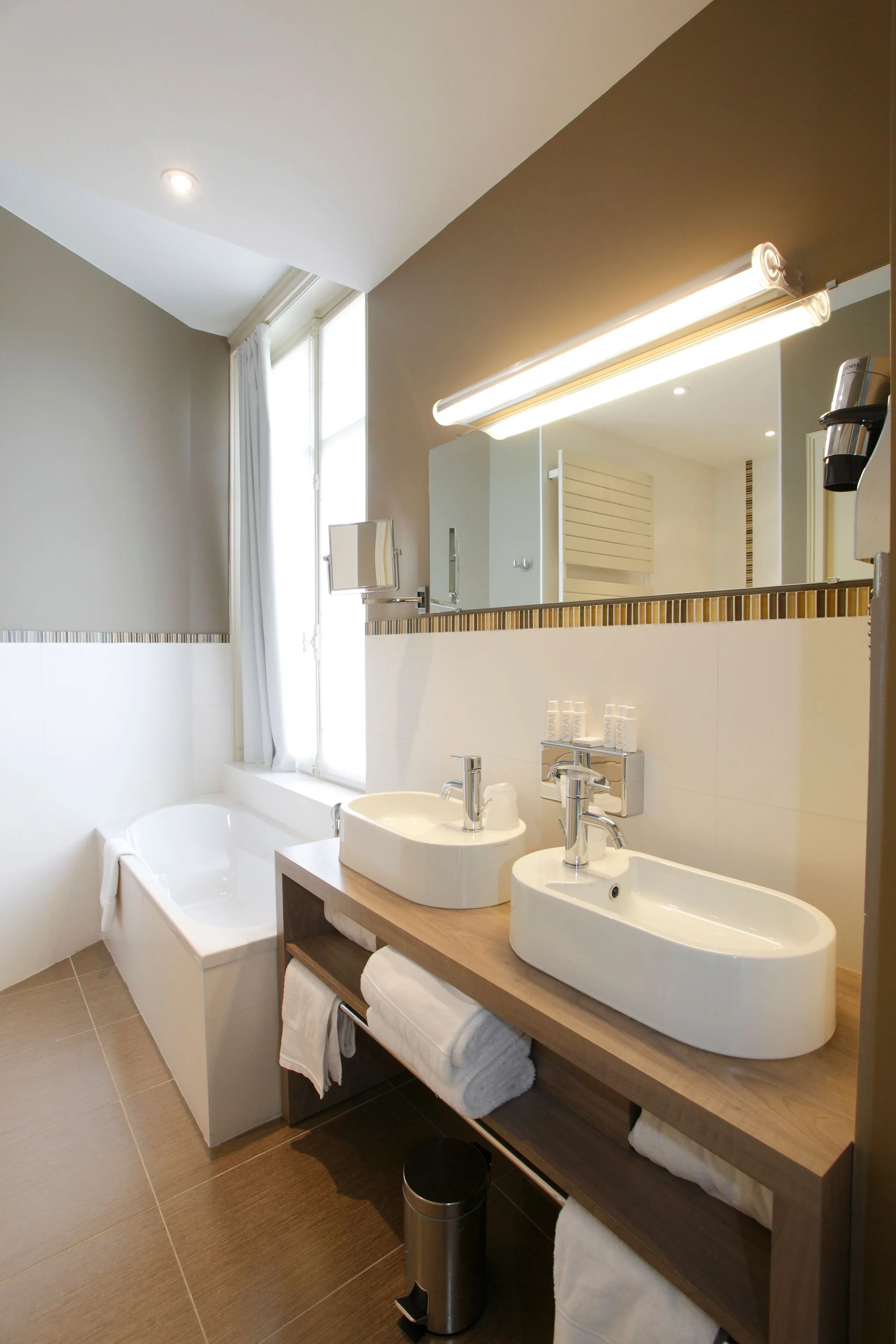 Salle de bain moderne avec double vasque et baignoire
